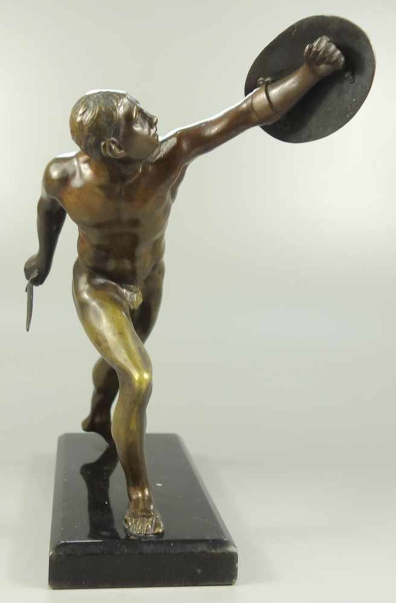 Borghese-Gladiator, "Musée du Louvre", 1.Hälfte 20.Jh., Bronze, kämpfender, nackter Krieger mit - Image 3 of 4