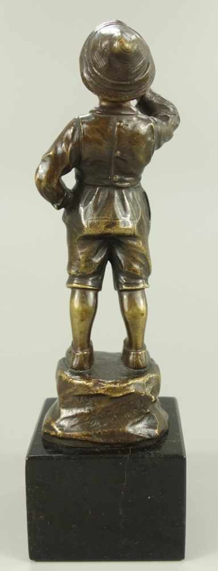 Rufender Knabe, Hans Keck, um 1920, Bronze, dunkel patiniert, in bewegter Plinthe signiert "H.Keck", - Image 3 of 4