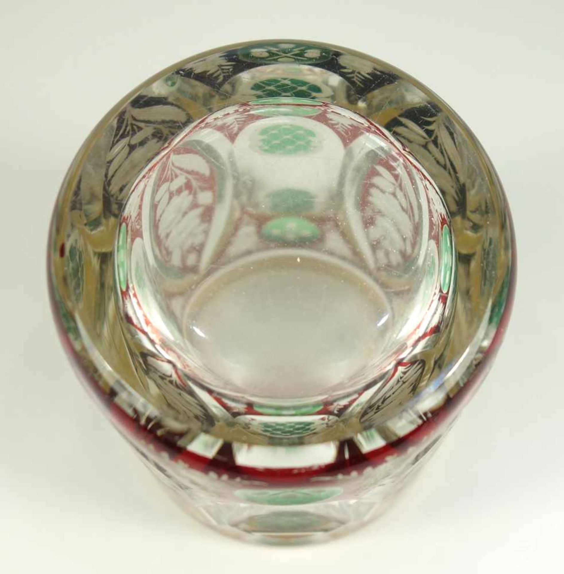 zylindrischer Becher mit floraler Gravur, Böhmen um 1900, Kristallglas, rubiniert, tlw.grün - Image 3 of 3