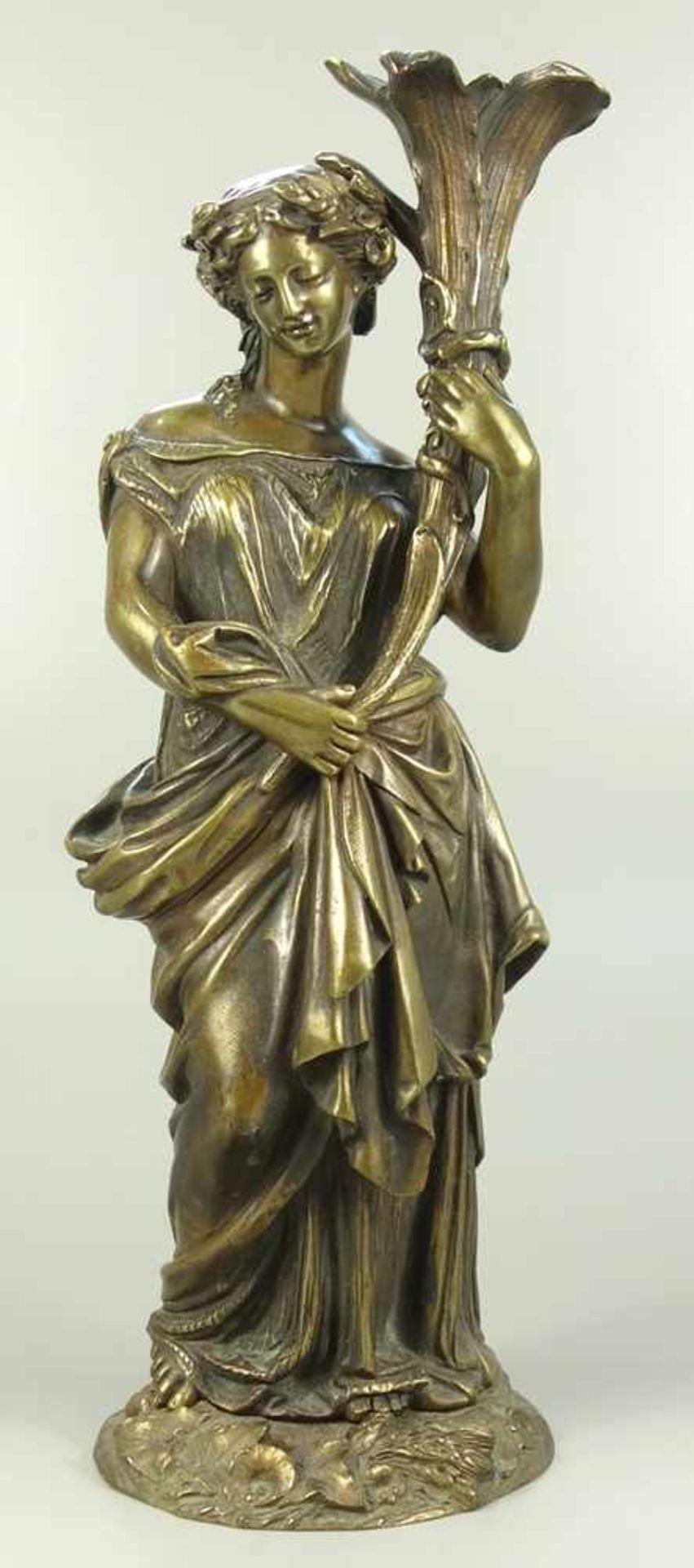figürlicher Lampenfuß, um 1900, Messing, in antikisierender Kleidung stehende Frau mit Lorbeerkranz,