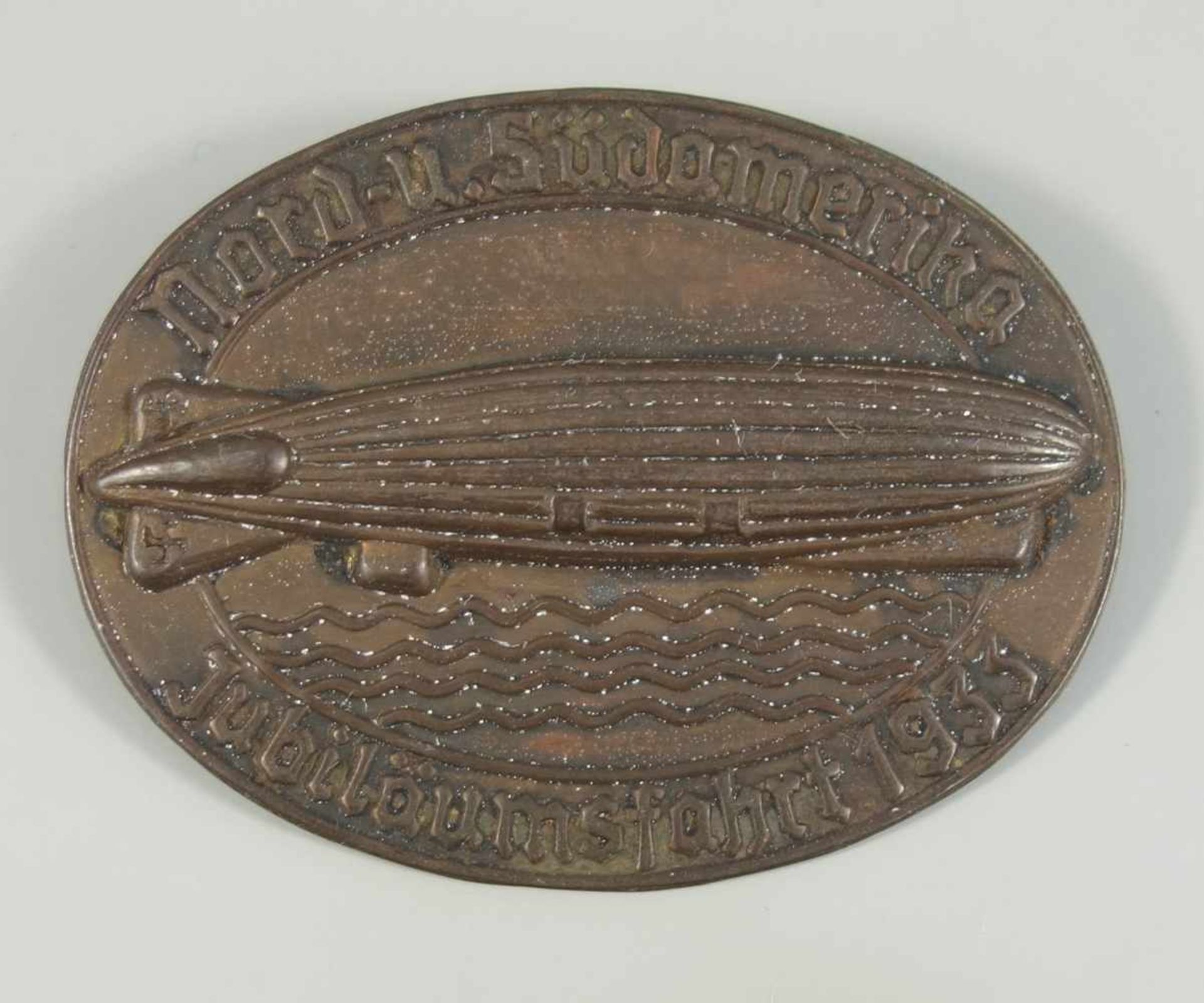 Abzeichen Zeppelin "Nord- u.Südamerika Jubiläumsfahrt 1933", Buntmetallabzeichen, hohl geprägt, LH