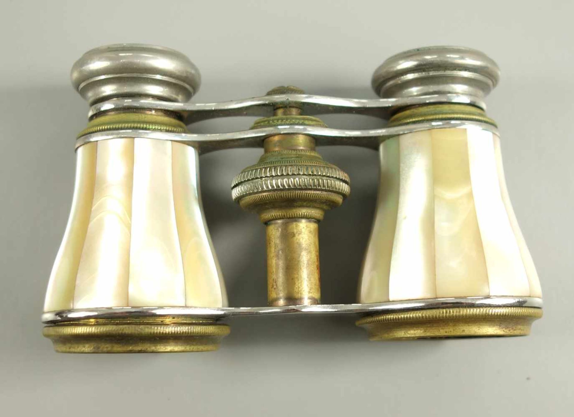 Opernglas mit Perlmutt, um 1920, 6,2cm, mit Original-Lederetui "S.Goldfinger, Hohestrasse 88, Cöln - Bild 2 aus 3