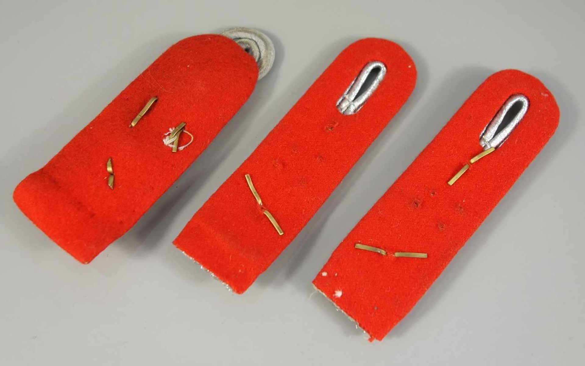 3 Schulterstücke, Offizier, II.WK, rote Tuchunterlage, Oberseite mit silberfarbenn Plattschnüren, - Bild 2 aus 2
