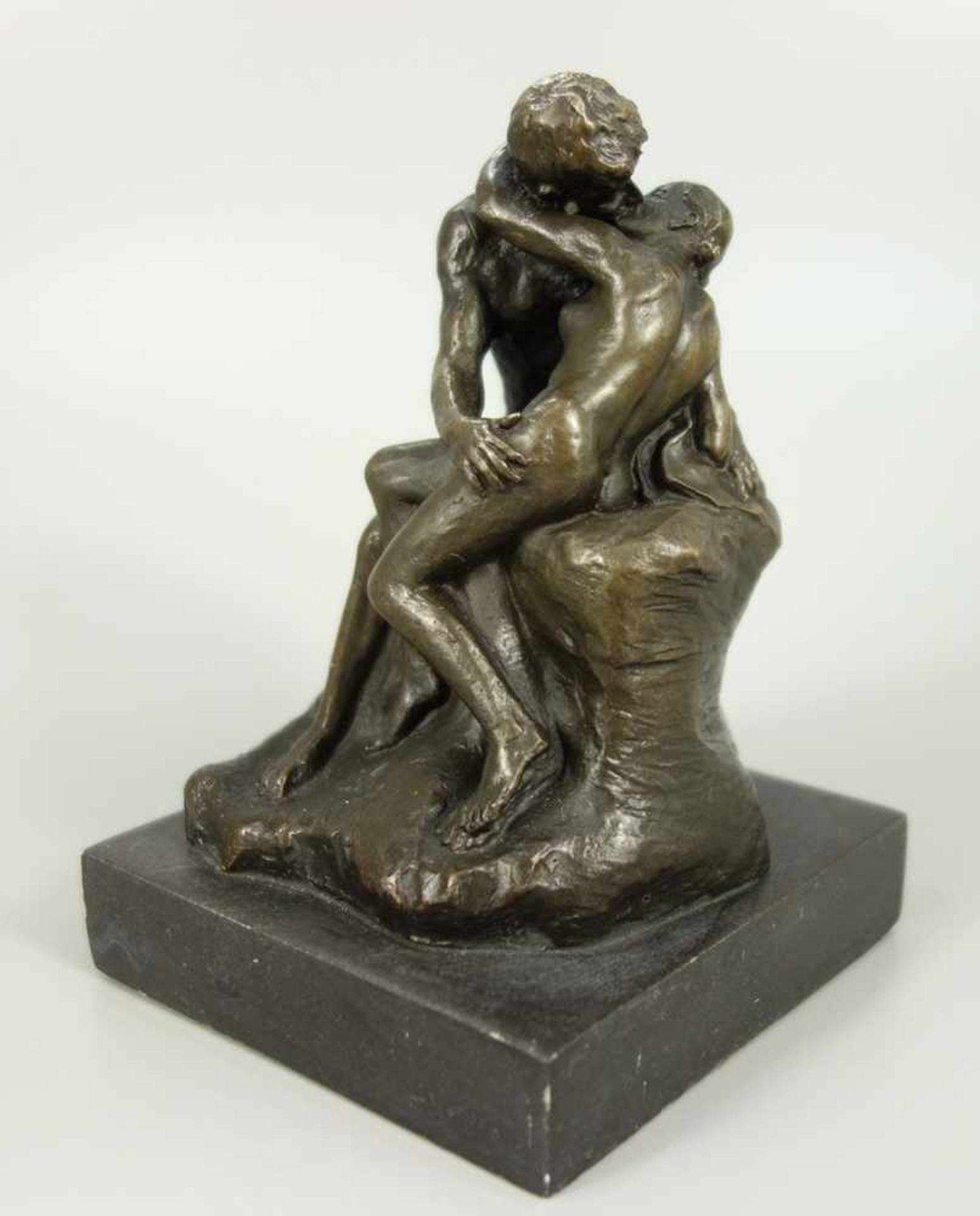 "Der Kuss" nach Auguste Rodin, 2.Hälfte 20.Jh., dunkel patiniert, Figur-H.12cm, auf eckigem