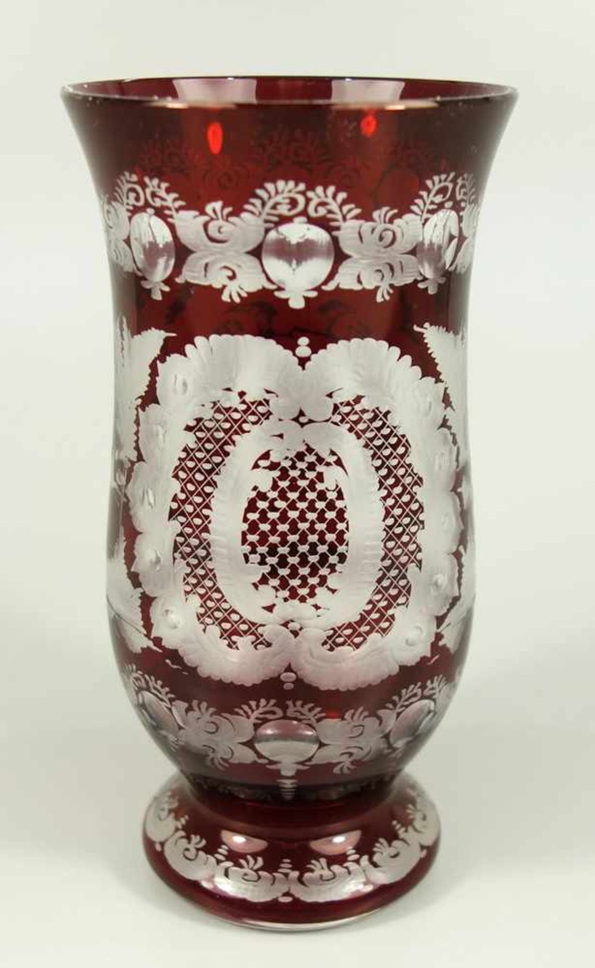 Vase im Egermann-Stil, Böhmen um 1900, Klarglas rubiniert, Stand mit Rollwerk im Mattschliff, - Image 3 of 3