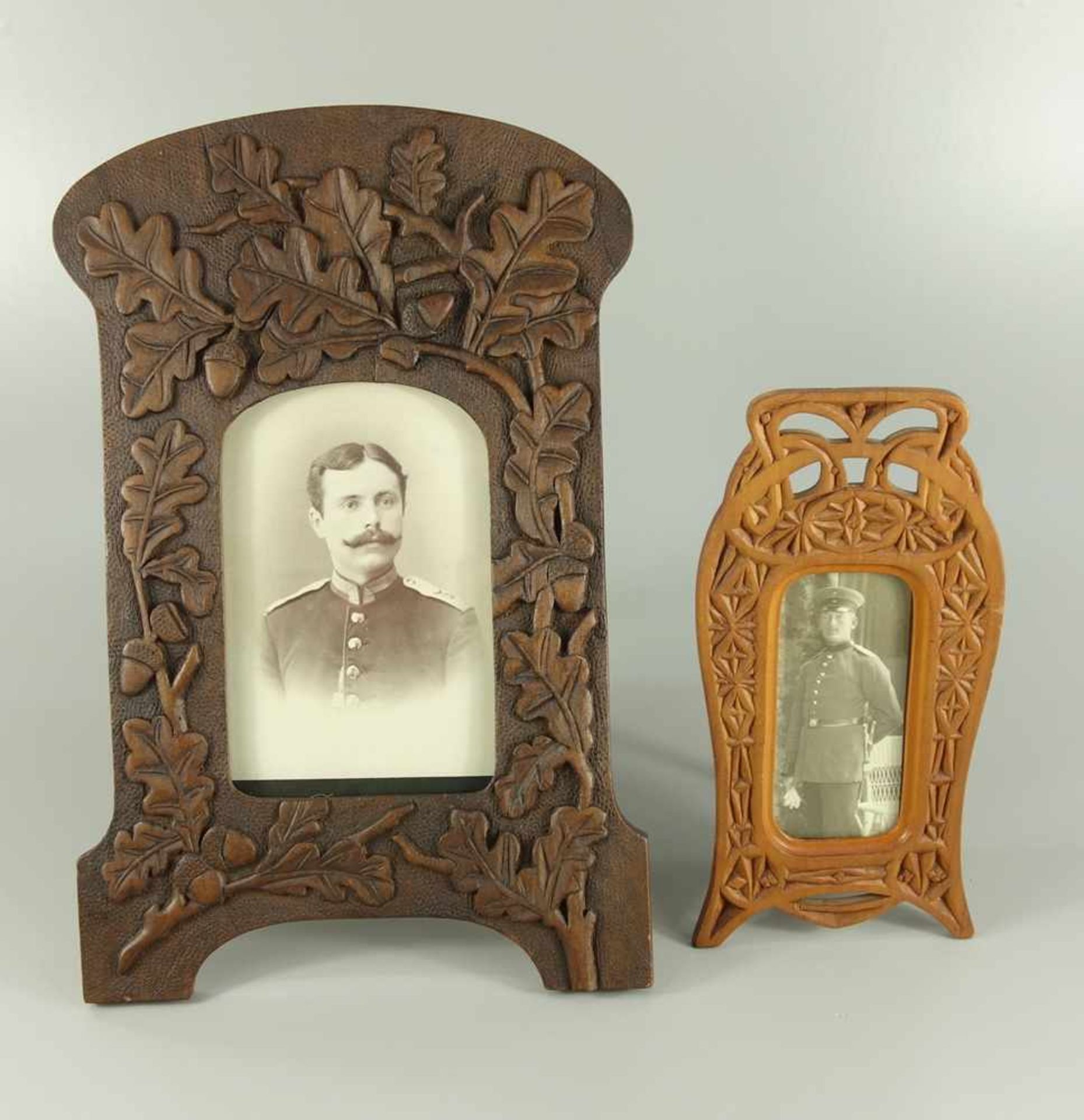 2 Standbilderrahmen mit Soldatenporträtfotos, um 1890/1900, Holz, beschnitzt, verglast; 1*