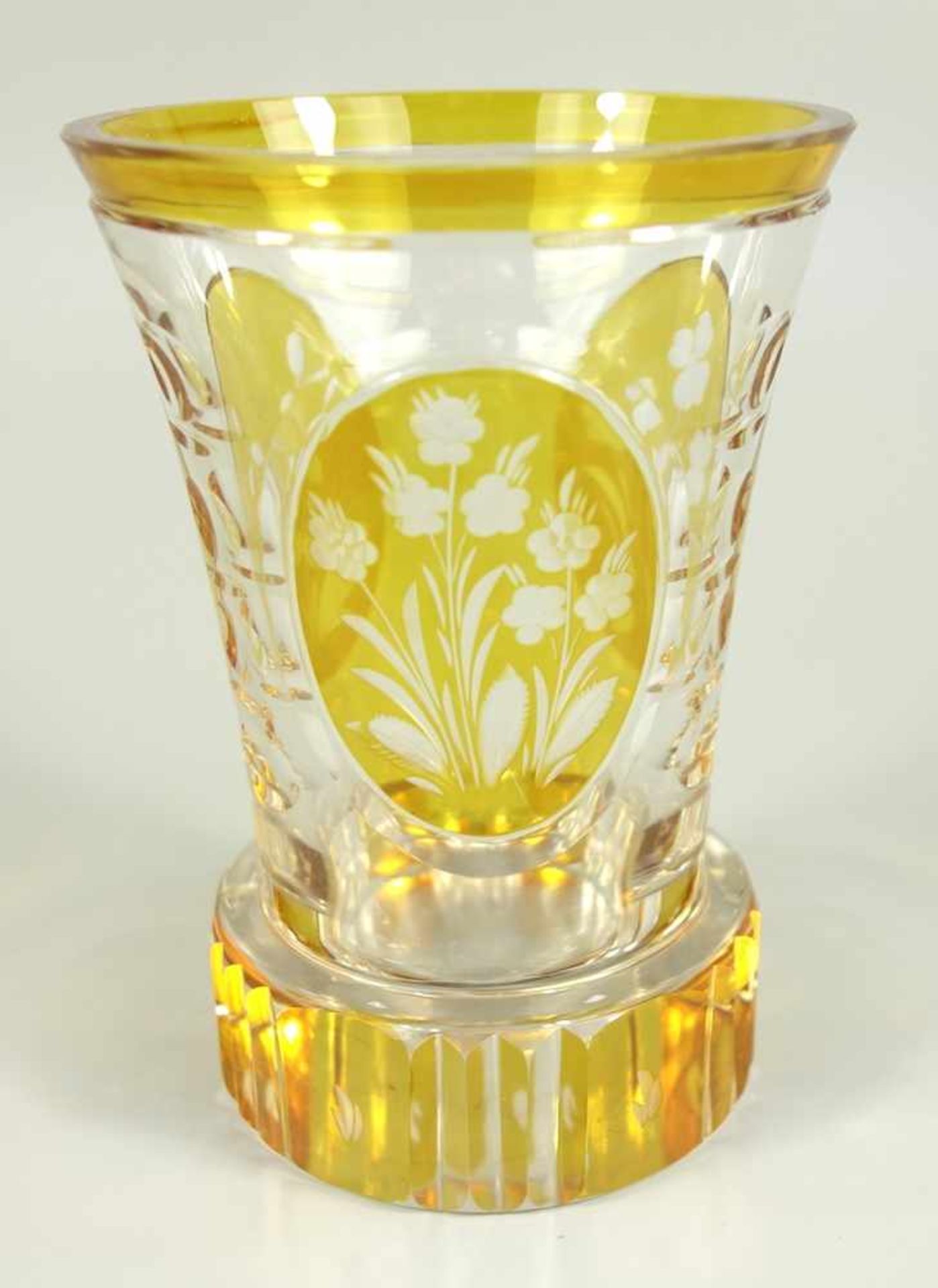 Becherglas mit floraler Gravur, um 1890, Kristallglas, partiell gelb gebeizt, 3cm hoher - Bild 3 aus 4