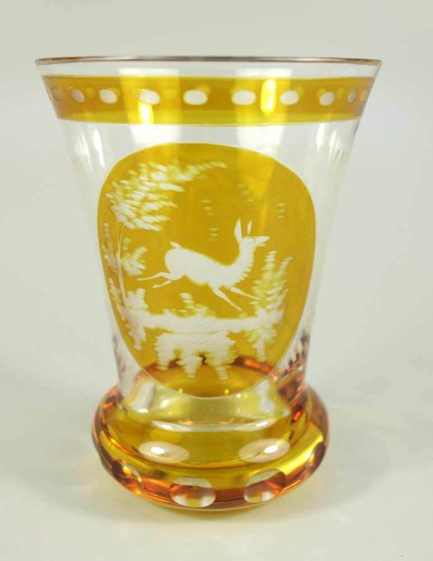 Becherglas mit Wilddarstellung, um 1920, Trichterform, Klarglas, partiell gelb gebeizt, Wulststand