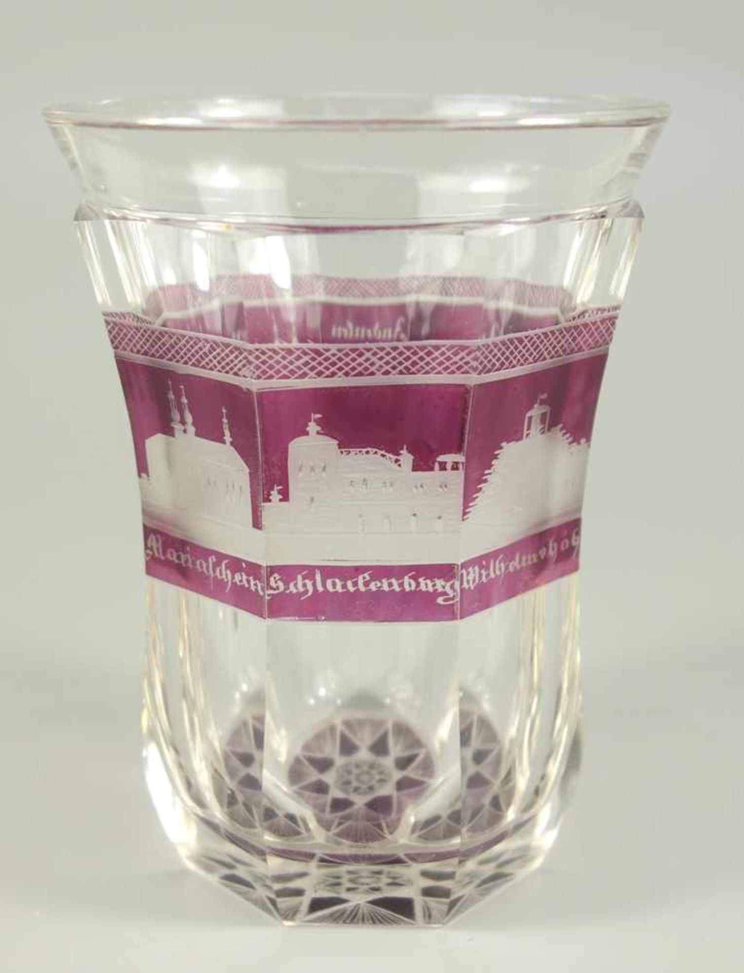 Becher "Andenken an Teplitz", Böhmen um 1890, Kristallglas, partiell magentafarben überfangen,