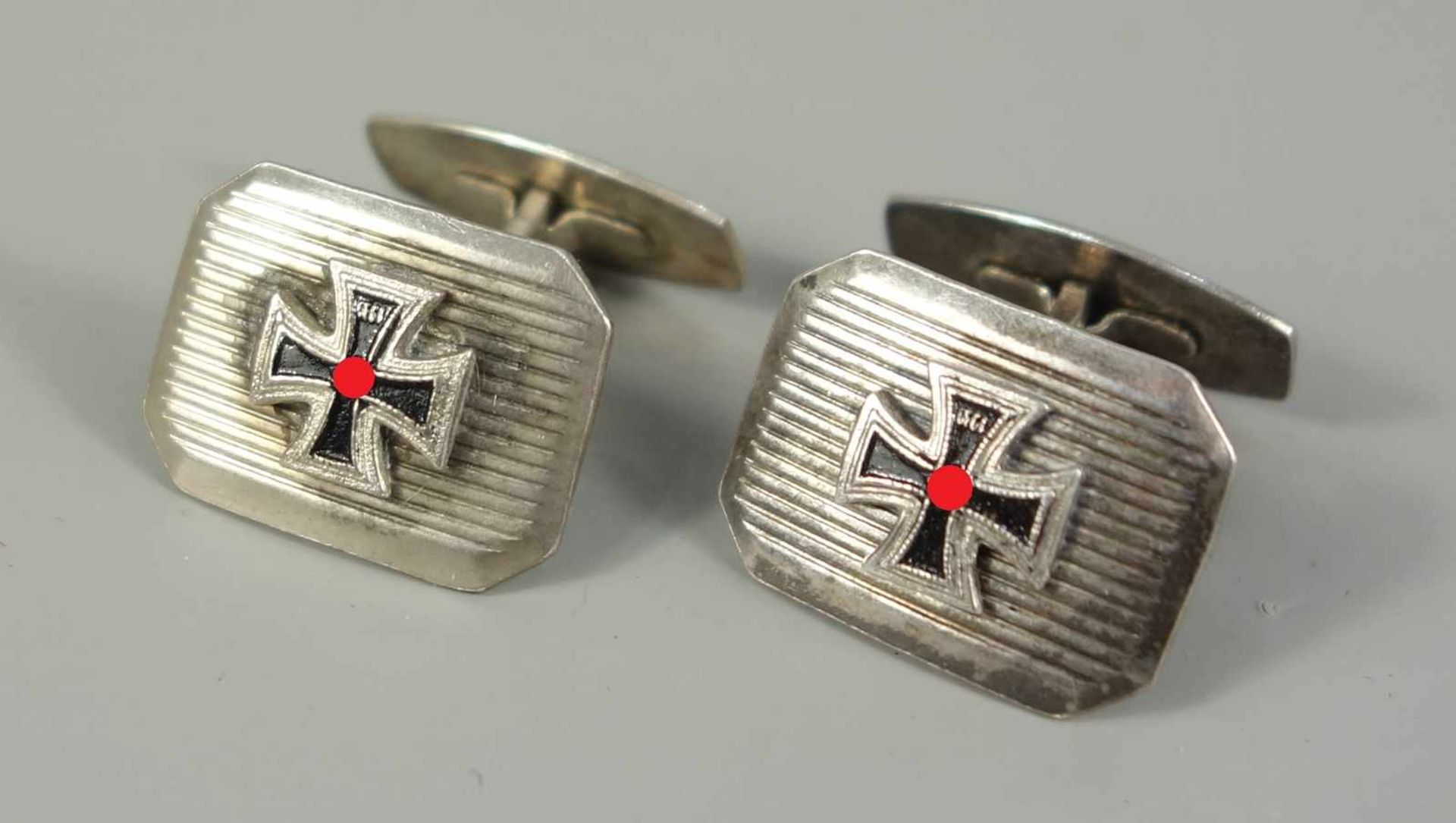 Paar patriotische Manschettenknöpfe, 835er Silber, im Etui, II.WK, Gew.8,43g, gewölbte, gerillte,