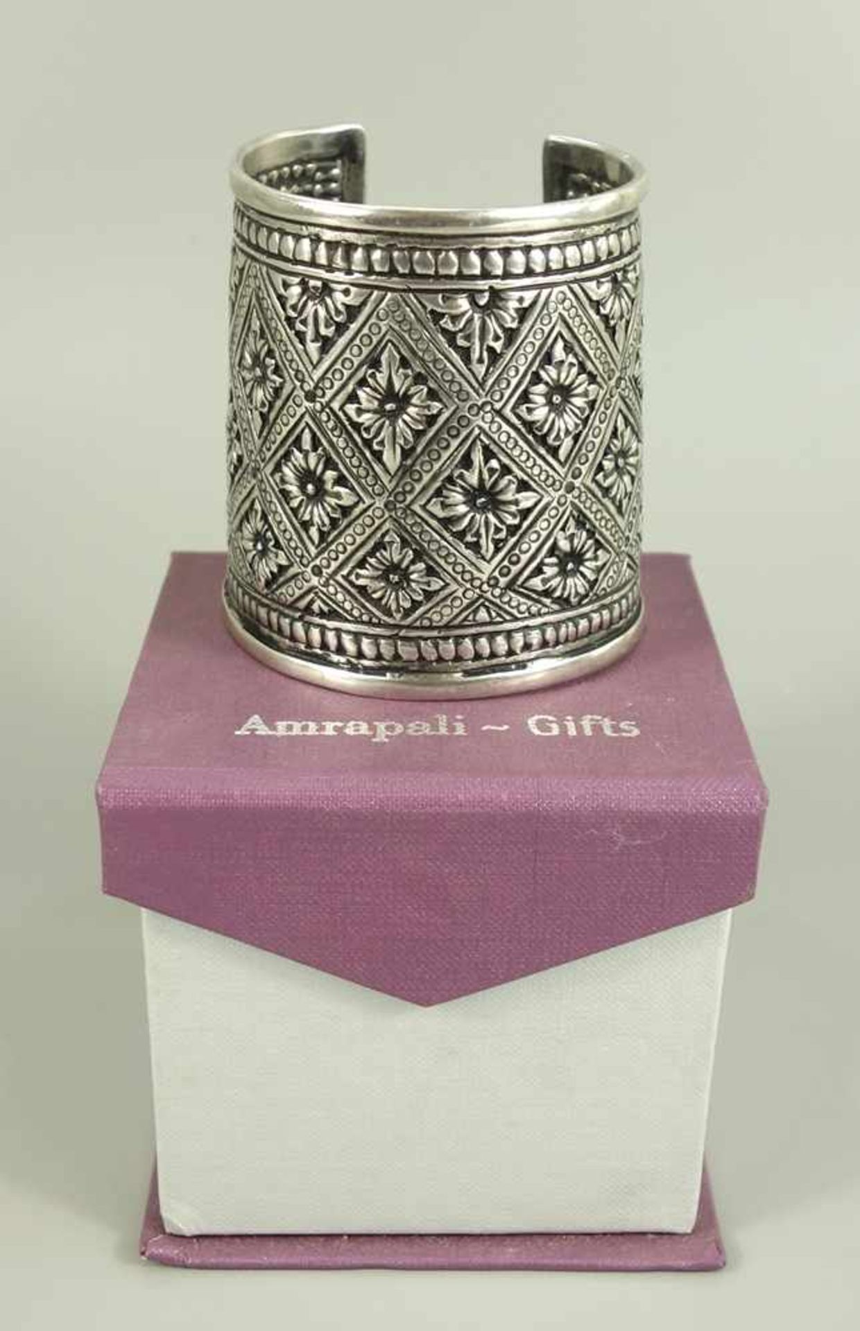 Armmanschette, Amrapali, Indien, 925er Silber, umlaufend eckige Ornamente mit Blüten, H.7cm, D.