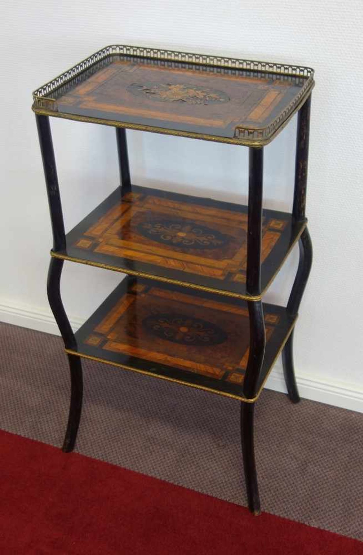 Etagere, Napoleon III um 1870, dreietagiger Tisch mit Intarsien, unterschiedliche Hölzer, Platten - Bild 2 aus 2