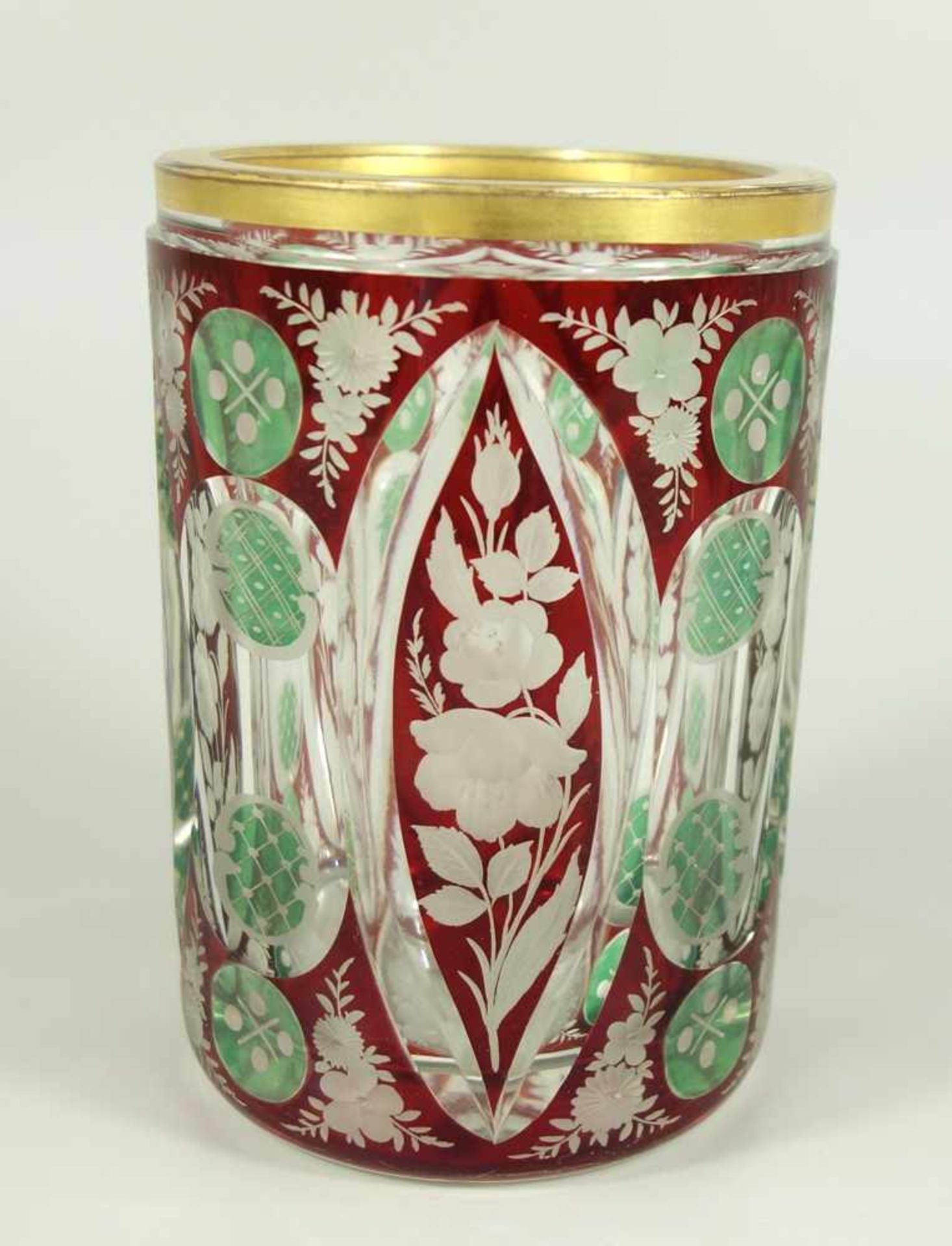 zylindrischer Becher mit floraler Gravur, Böhmen um 1900, Kristallglas, rubiniert, tlw.grün