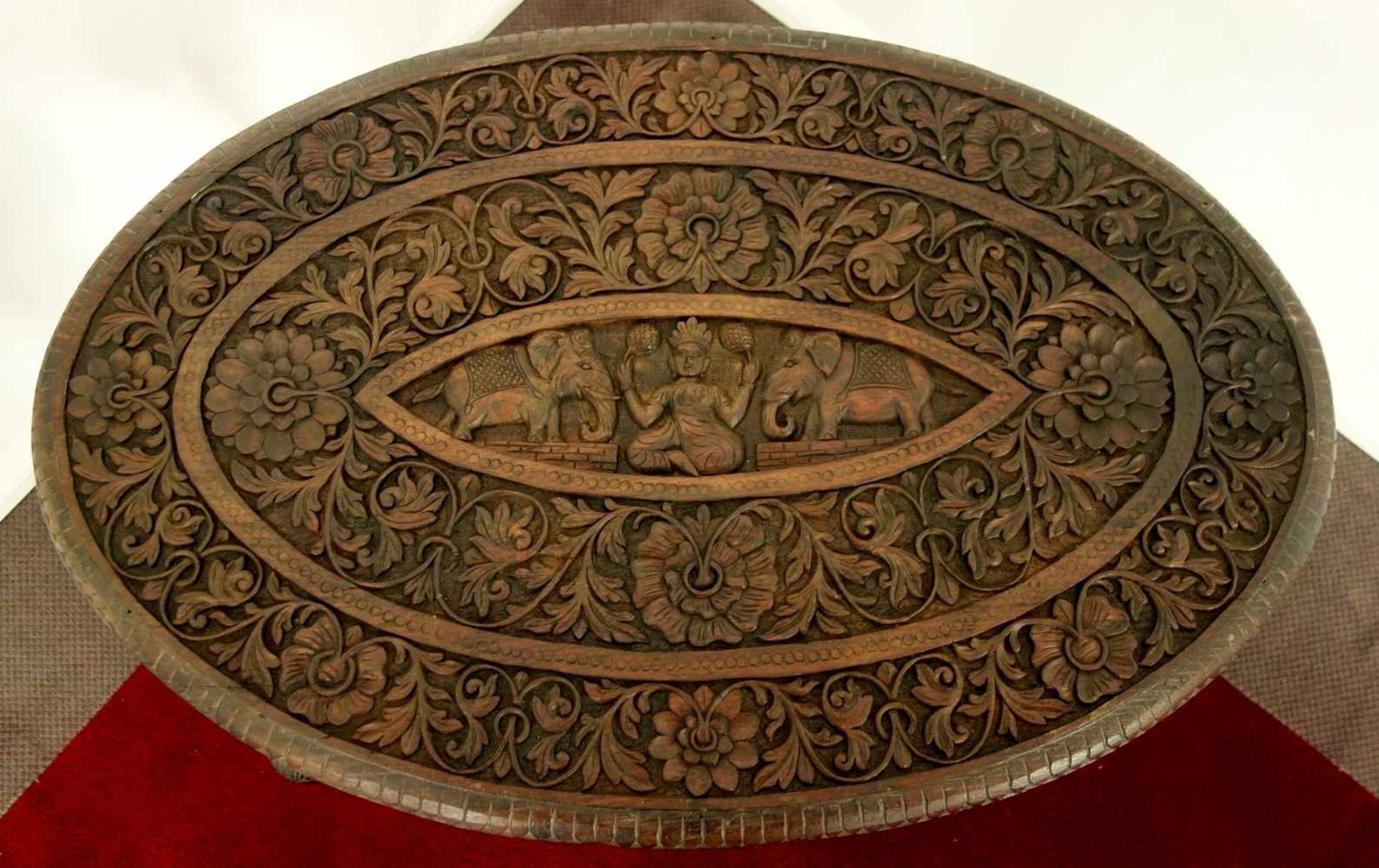 reich beschnitzter Beistelltisch, Südostasien, 20.Jh., ovale Platte mit Götterdarstellung - Bild 2 aus 3