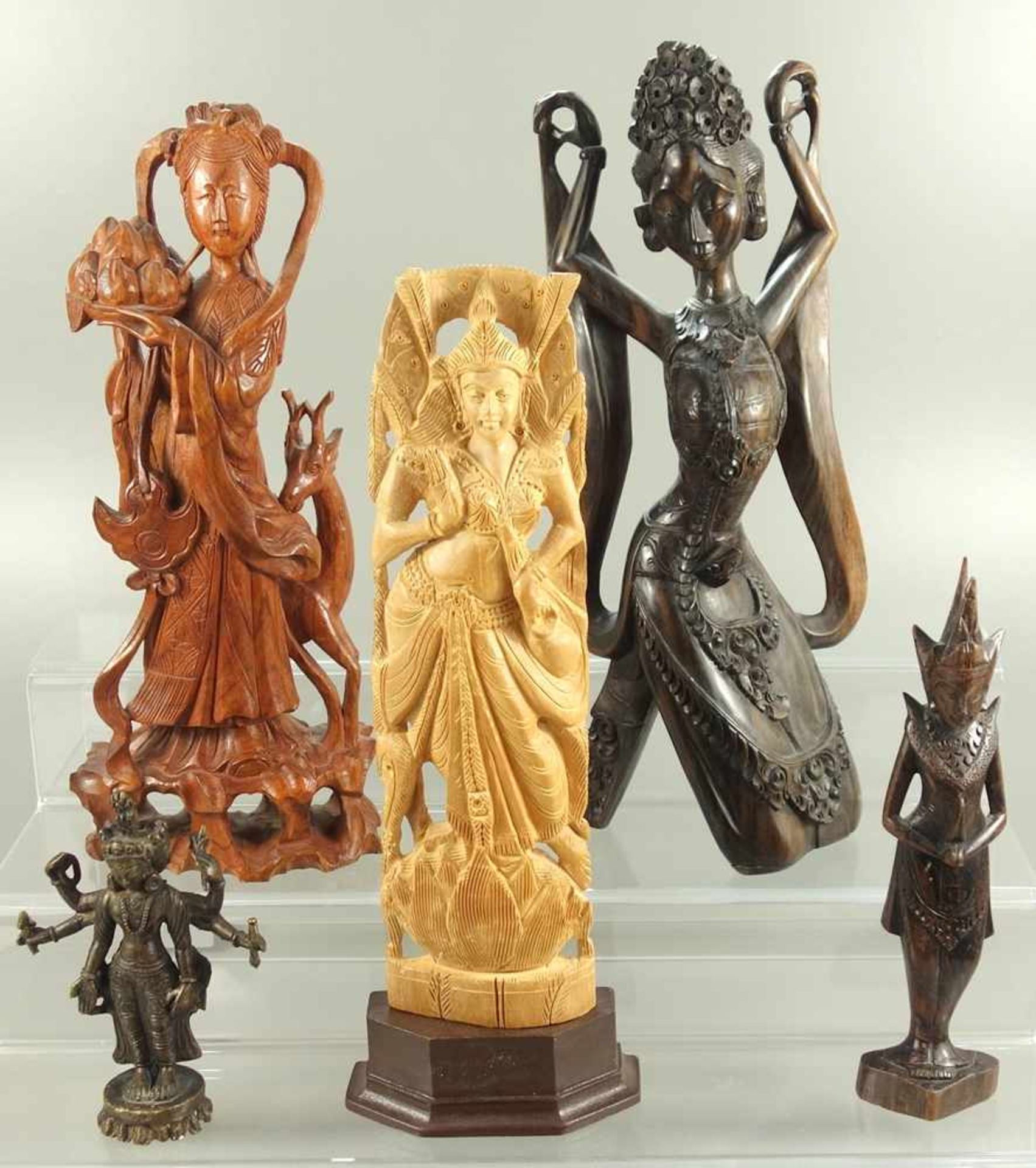 5 überwiegend weibliche Gottheiten, Südostasien, 20. Jh., verschiedene geschnitzte Edelhölzer,