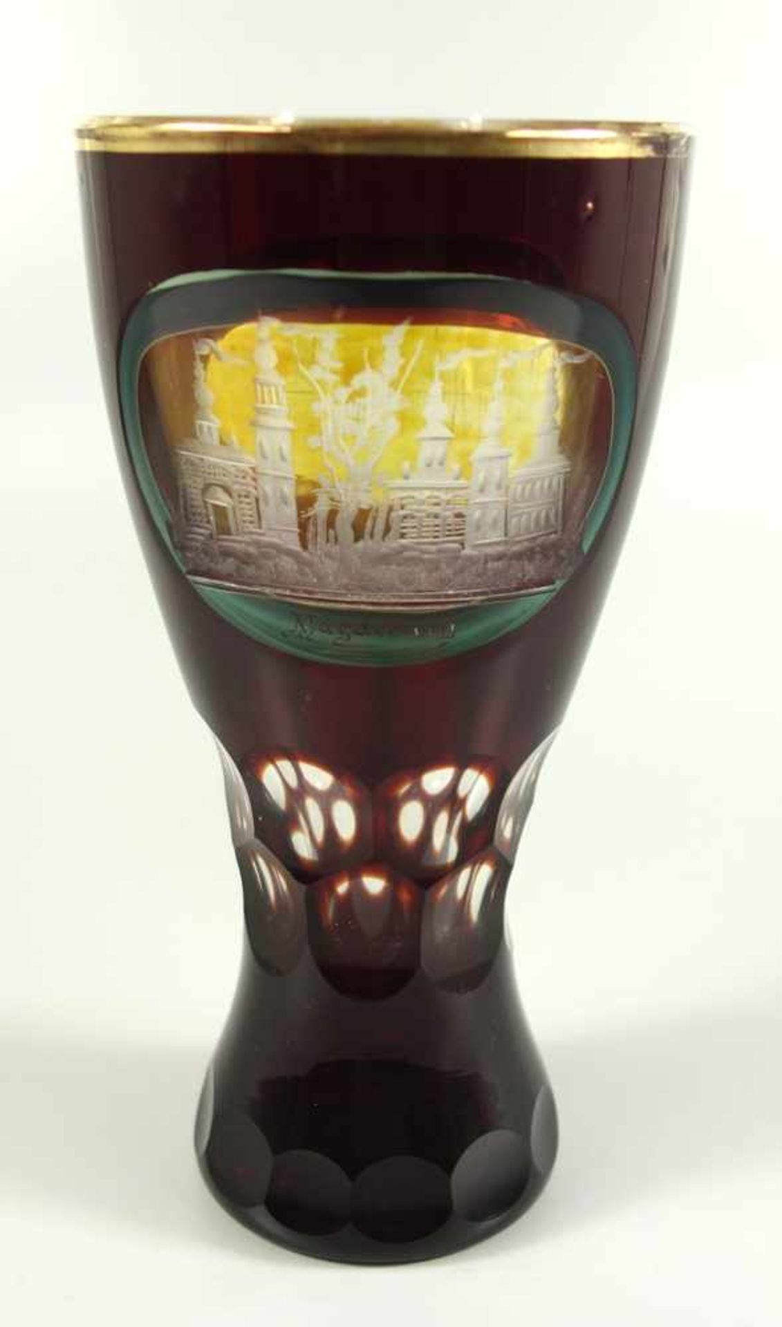 Vase mit Stadtansichten, um 1920, Kristallglas, rubiniert, Stand mit Punkt- und Schälschliff, 2