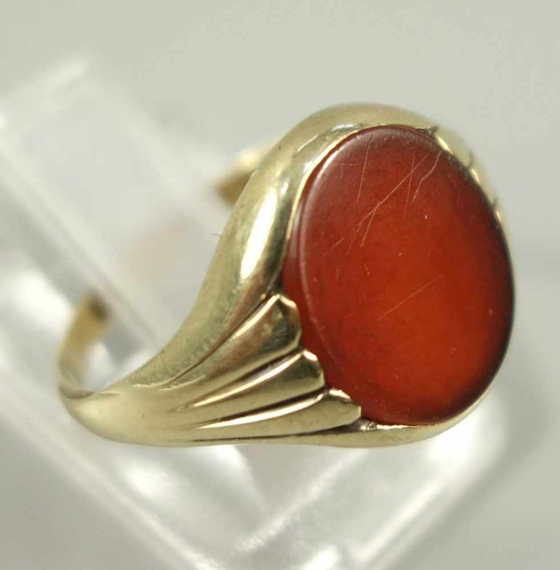 Karneol-Ring, 585er Gelbgold, Gew.3,84g, ovale Karneolplatte, Ringkopf seitlich gestreift, U.54