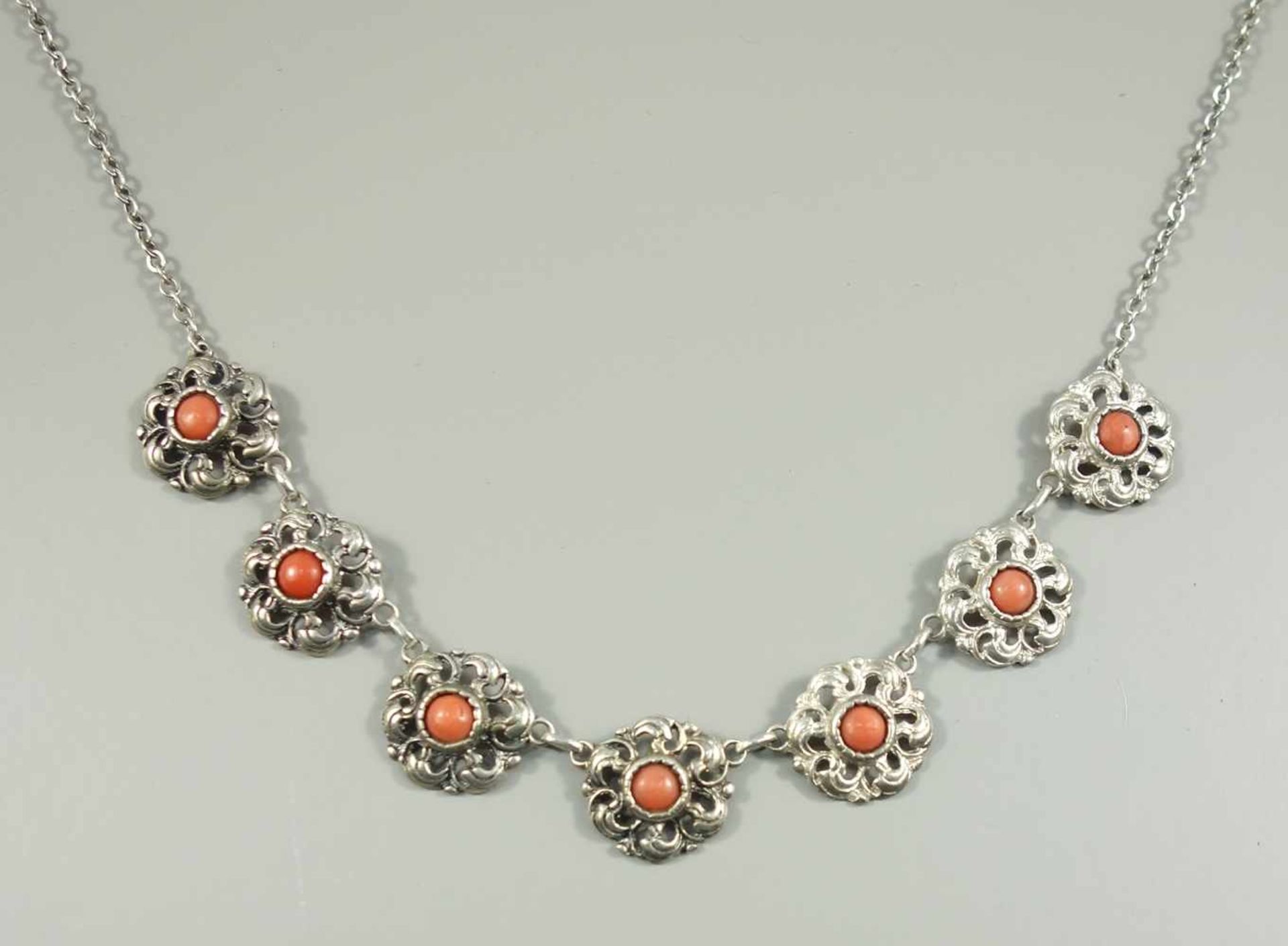 Collier mit Korallen, 835er Silber, Gew.13,34g, 7 Blüten mit je einer kleinen, lachsroten Koralle,