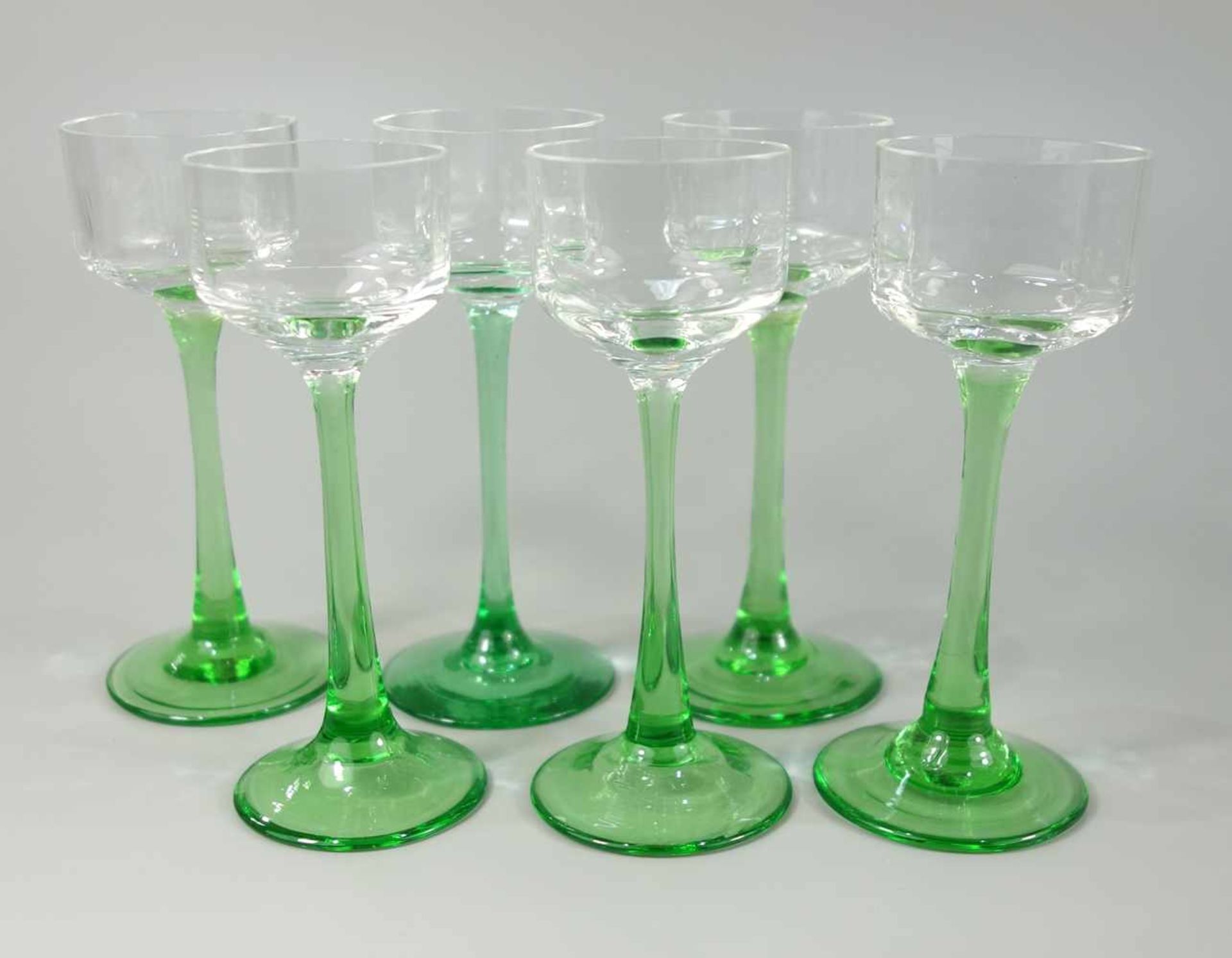 6 Likörgläser mit grünem Schaft, Jugendstil, zylindrische, Klarglaskuppa, H.11,3cm