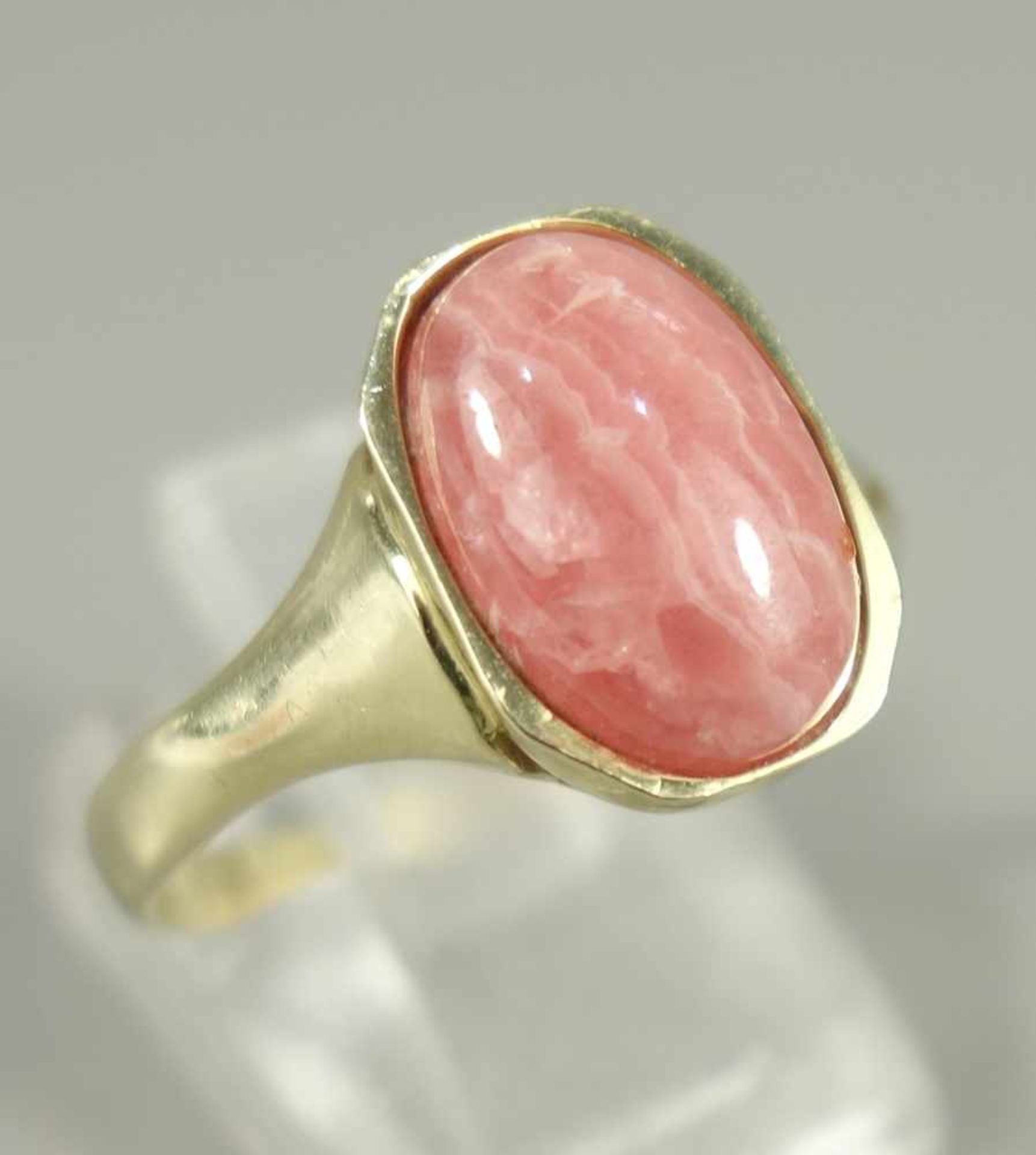 Rhodochrosit-Ring, 585er Gelbgold, Gew.3,63g, ovaler Cabochon in achteckiger Fassung, U.60