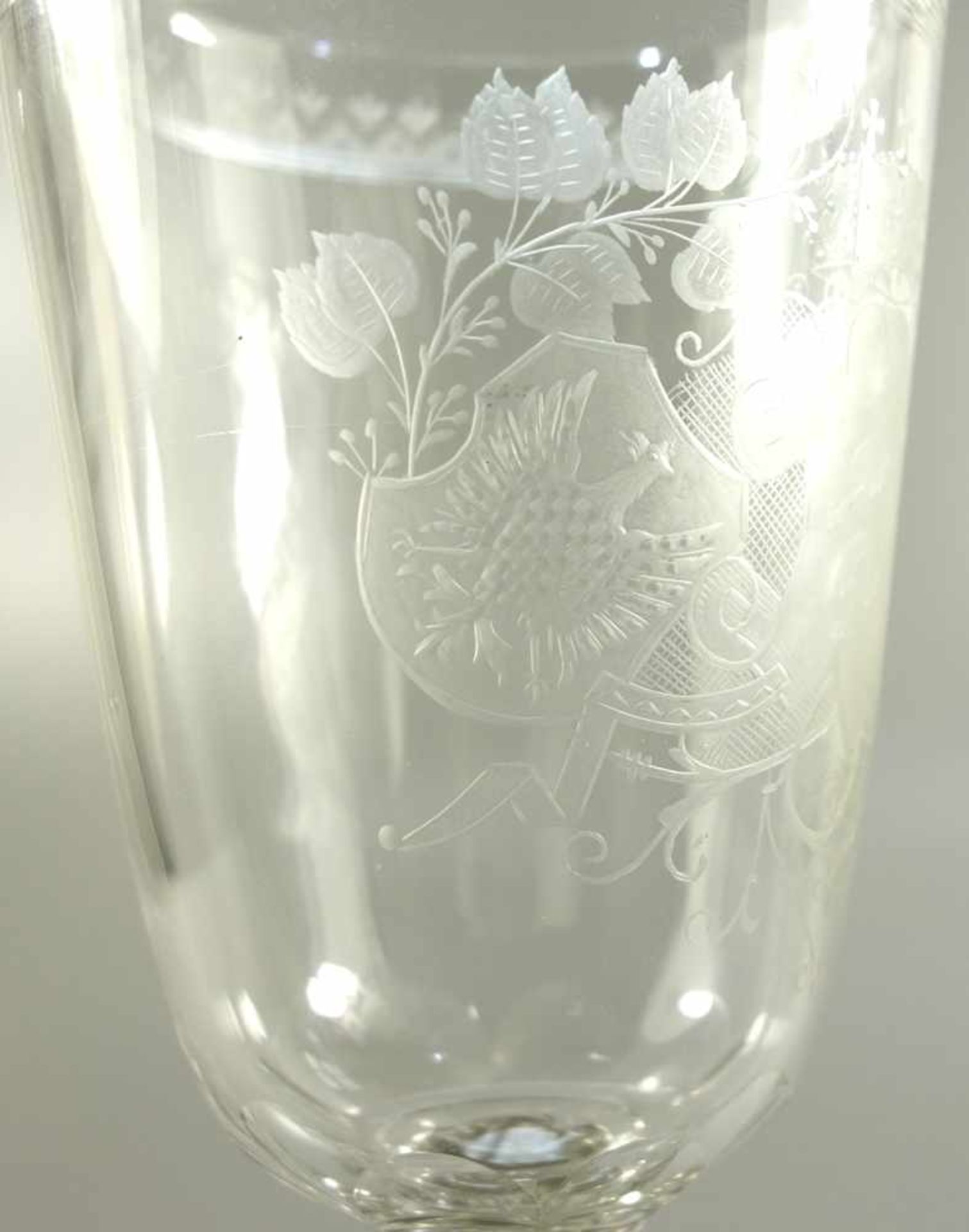 Pokalglas mit herrschaftlichem Wappen, um 1860/70, H.25,7cm, farbloses Kristallglas, Scheibenfuß, - Bild 3 aus 4