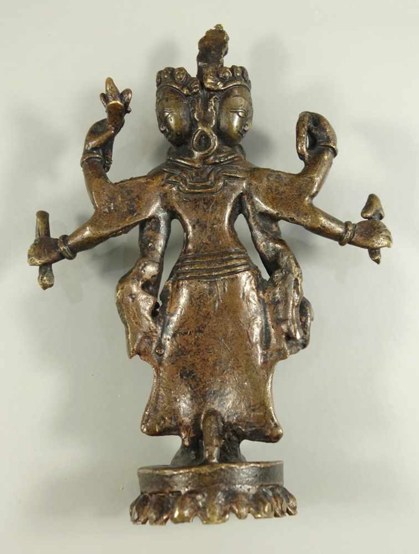 5 überwiegend weibliche Gottheiten, Südostasien, 20. Jh., verschiedene geschnitzte Edelhölzer, - Bild 3 aus 3