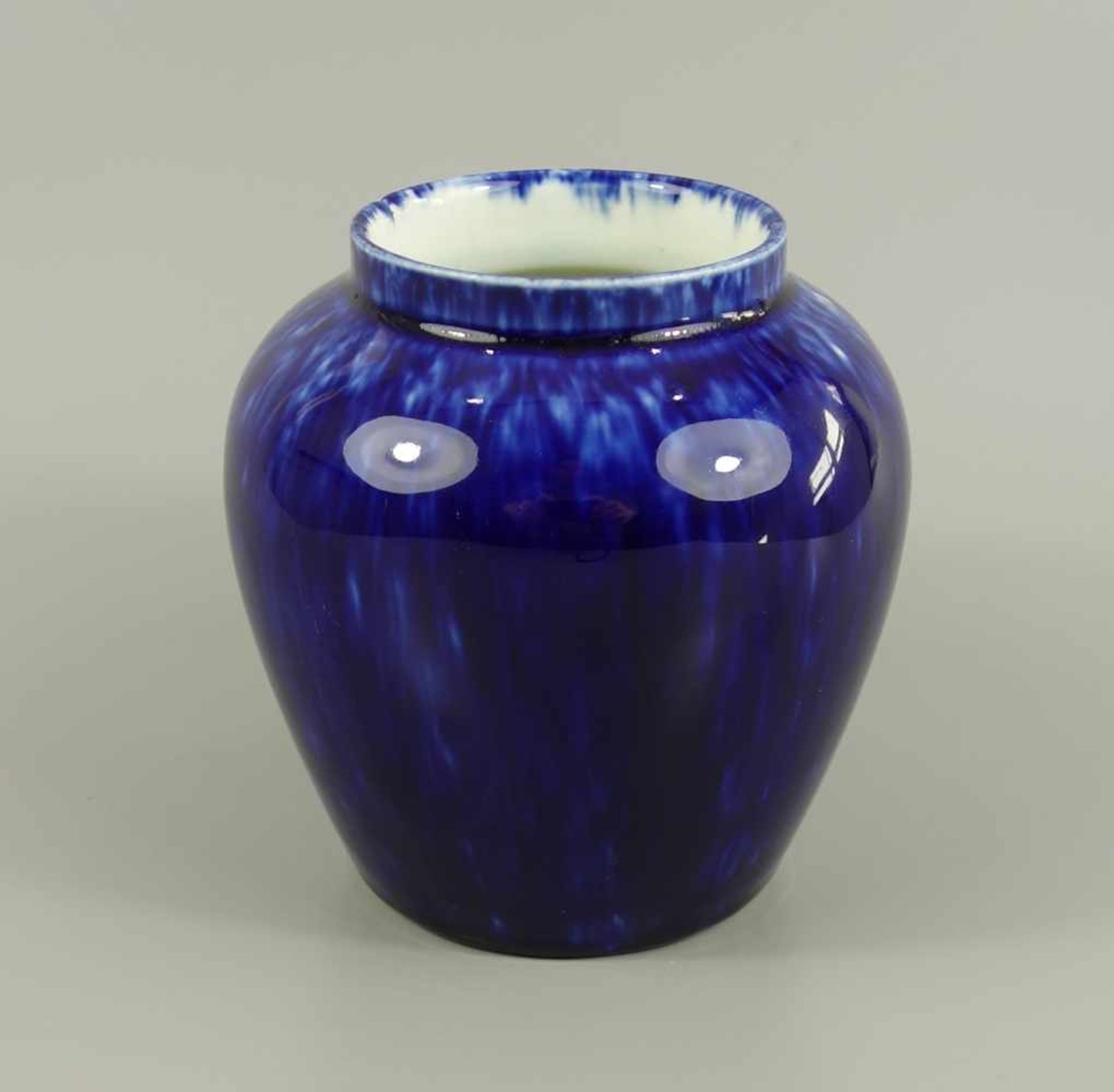 Vase, ungedeutete Herstellermarke, blaue Verlaufsglasur auf hellem Grund, H.11cm