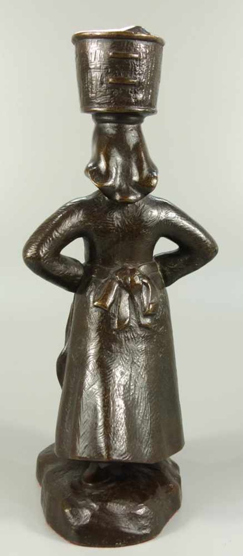 Korbträgerin, E.Steinigans, um 1930, Bronze, dunkel patiniert, in Plinthe signiert, Marktfrau - Image 3 of 4