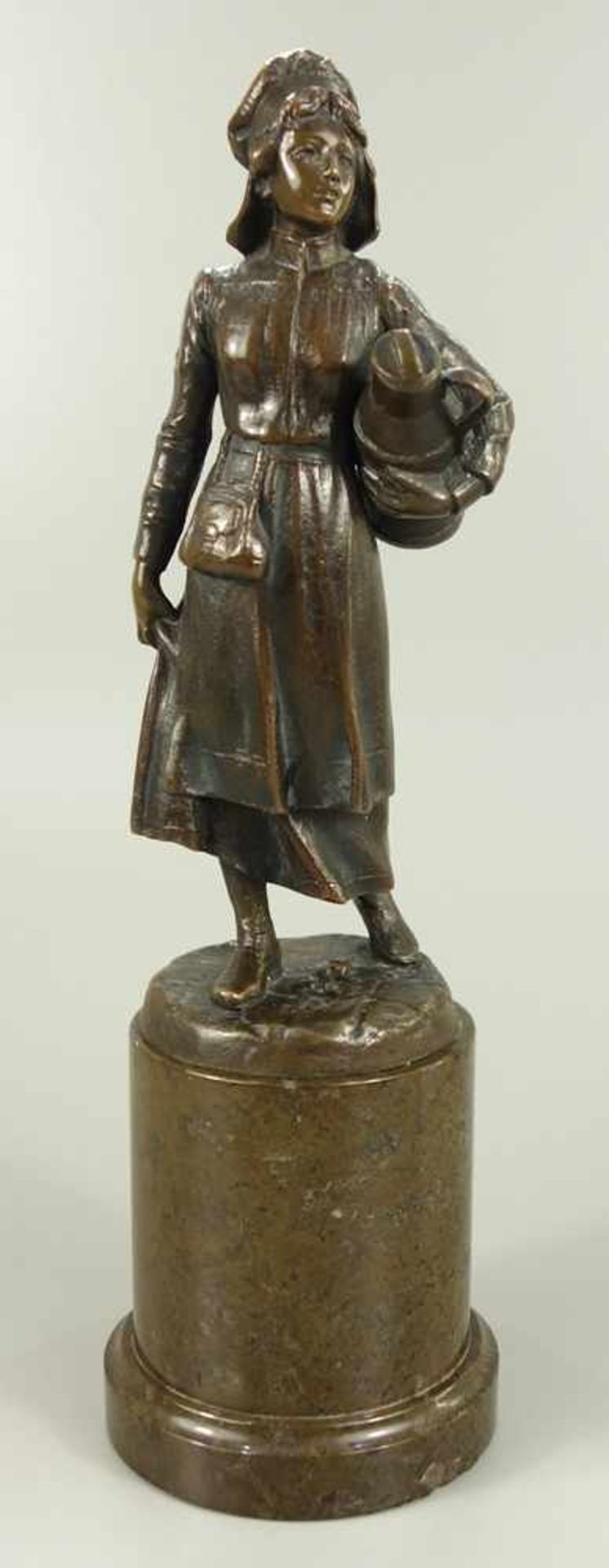 Frau mit Milchkanne, Constantin Höland (tätig 1890-1920), um 1900, Bronze, dunkel patiniert, junge