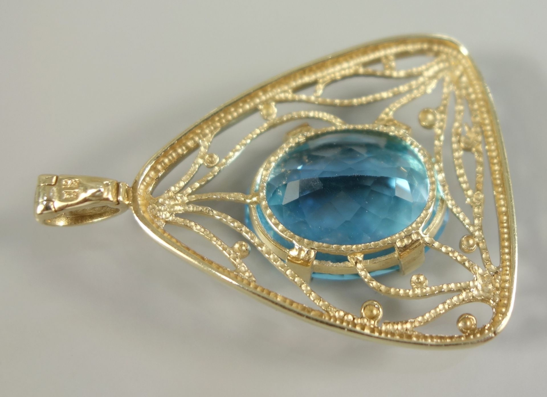 Clip-Anhänger mit Blautopas, 375er Gold, Gew.11,14g, ovaler, facettierter Blautopas in - Bild 2 aus 2