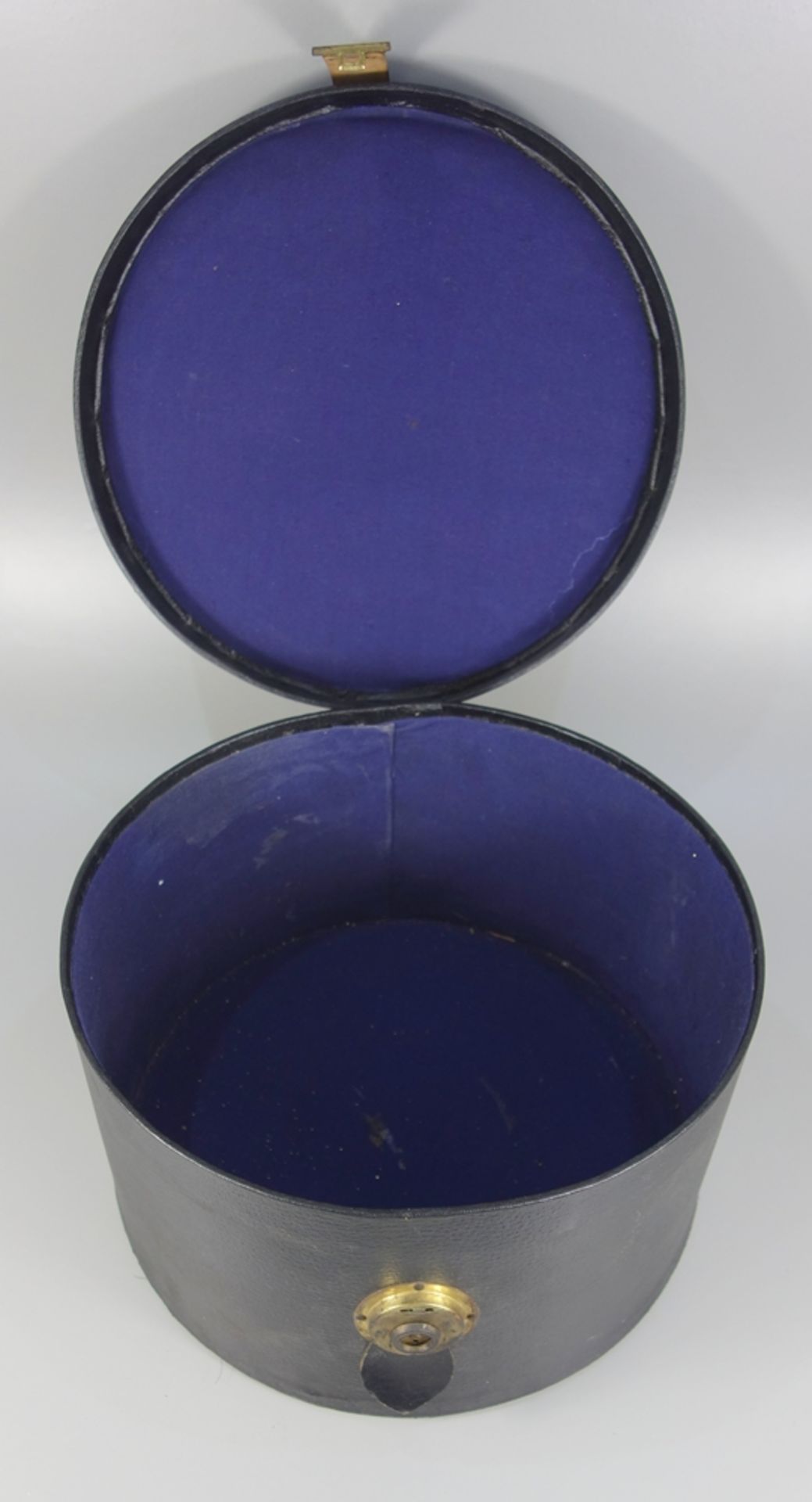 Hutschachtel, 1930er Jahre, schwarzes Kunstelder, innen mit violettem Stoff ausgeschlagen, breiter - Bild 2 aus 2