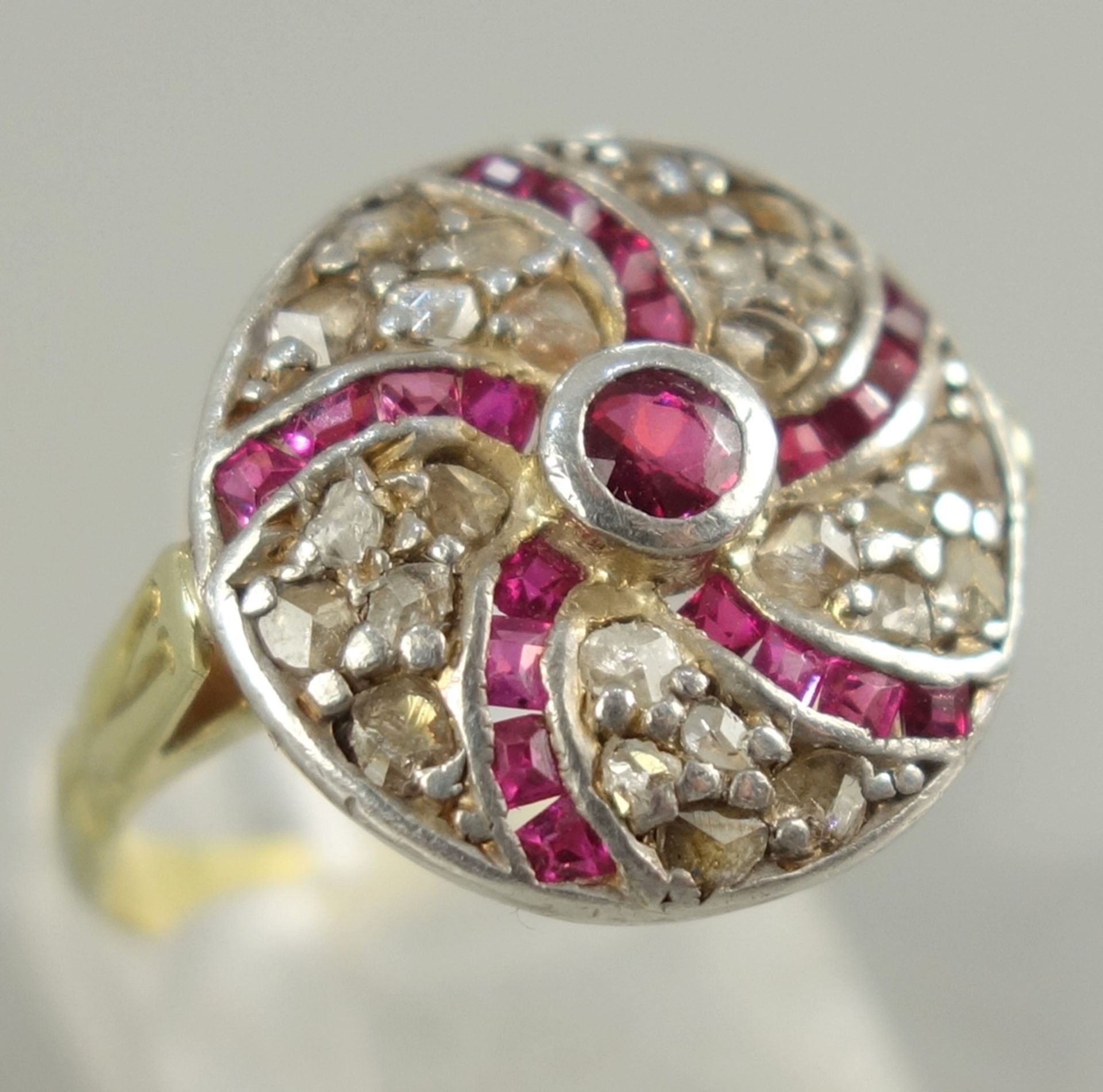 Rubin-Diamant-Ring, um 1910, Gew.4,37g, U.56, 25 Diamanten und 21 strahlenförmig angeordnete Rubine,