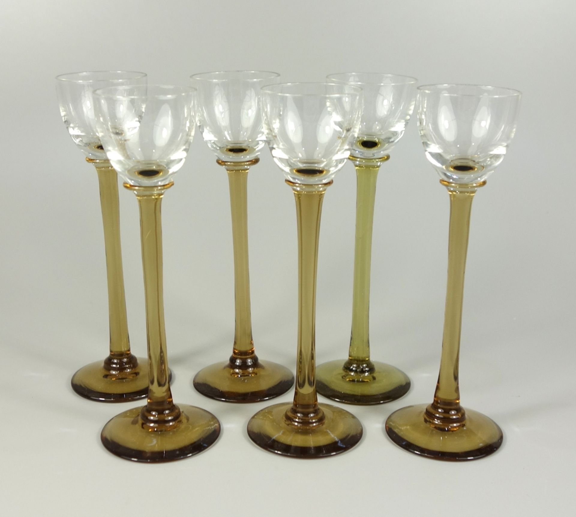 6 langstielige Likörgläser, Jugendstil, um 1920, H.15cm, gelb-brauner Schaft, Klarglaskuppa6 liqueur
