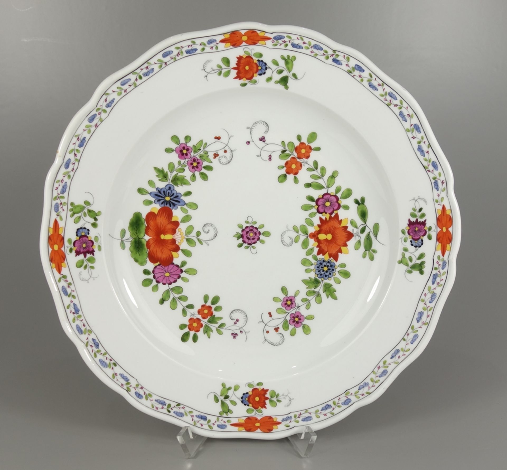 Teller, Indische Blume, Meissen, um 1900, D.25cm, unterglasurblaue Schwertermarke mit 4