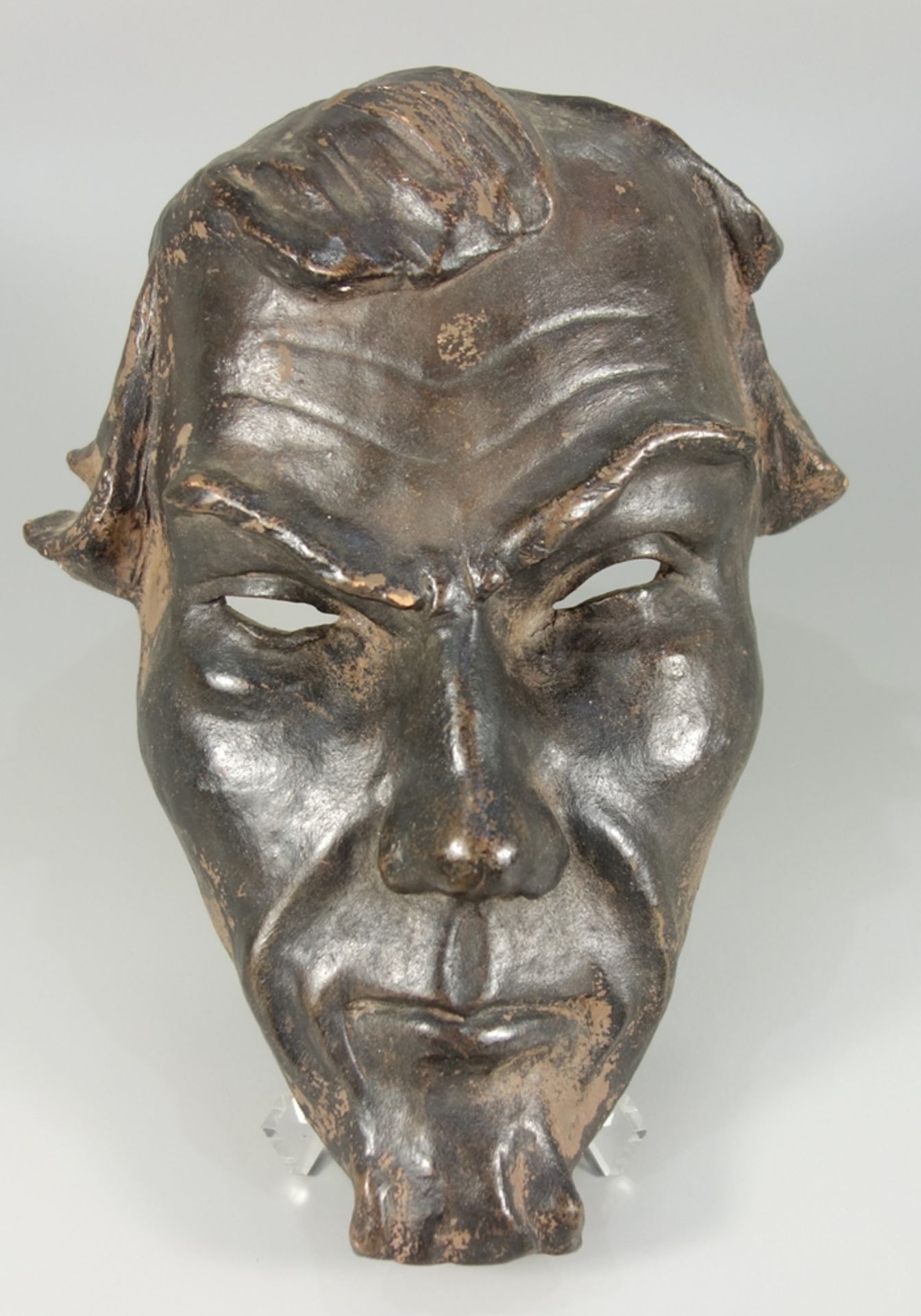 A. Steinbrecht, Wandmaske "Mephisto", 1920er Jahre, handmodellierter Ton, roter Scherben,