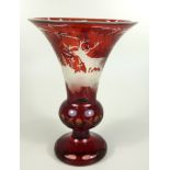 trichterförmige Vase mit Jagdmotiv, Böhmen um 1900, Kristallglas, rubiniert, Stand mit