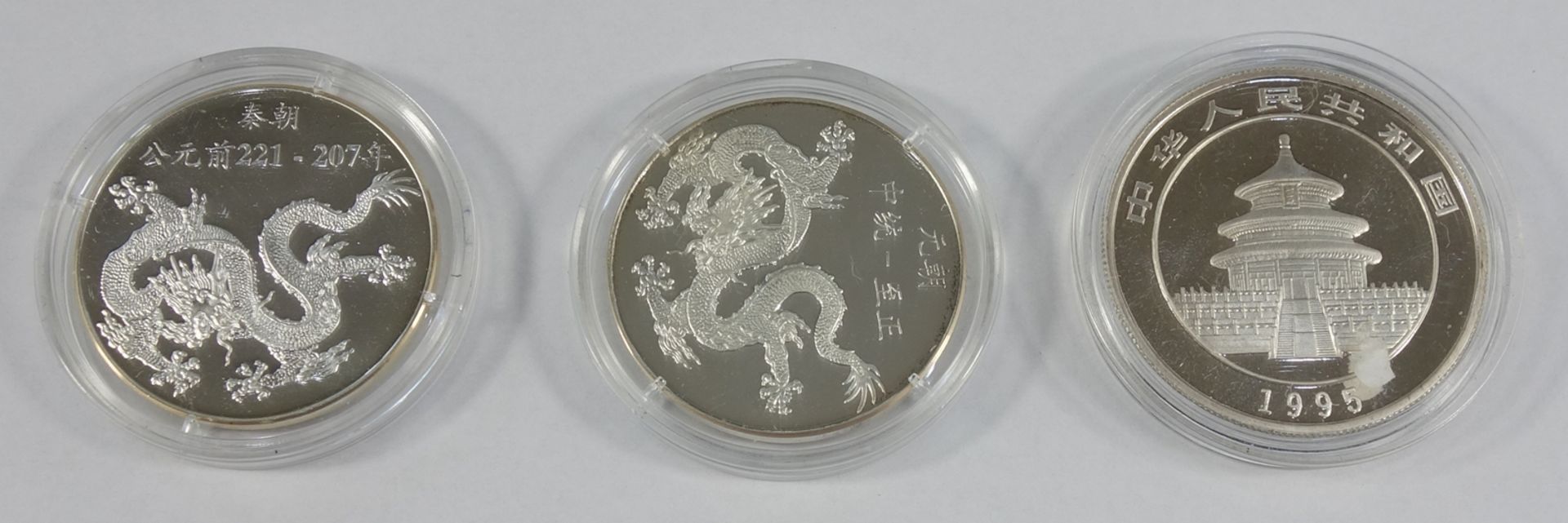 5 Yuan 1995 und 2 Medaillen, Silber, China: 5 Yuan 1995, 999er Silber, Gew.15,60g; Silbermedaille " - Bild 2 aus 2