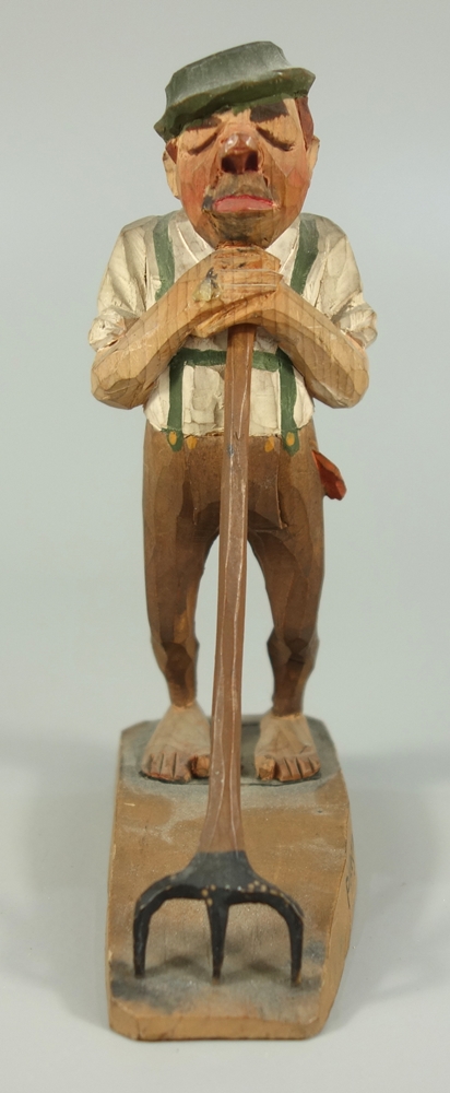 Holzfigur "Der Phlegmatiker", handgeschnitzt, 20.Jh., barfüßiger Mann, träge auf seine Heugabel - Image 2 of 2
