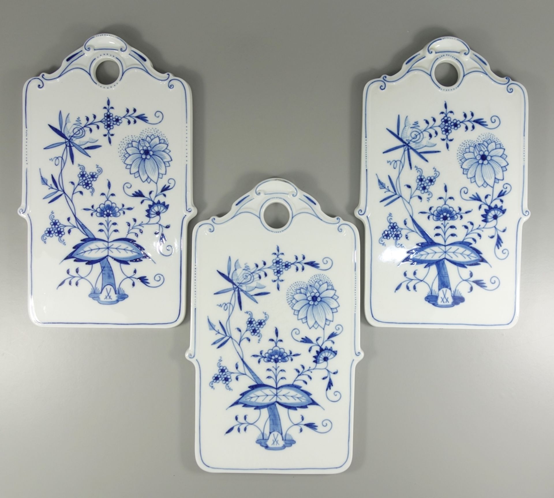 3 Frühstücksbretter, Zwiebelmuster, Meissen, nach 1924, 1.Wahl, L.26,5cm, B16cm3 breakfast boards,