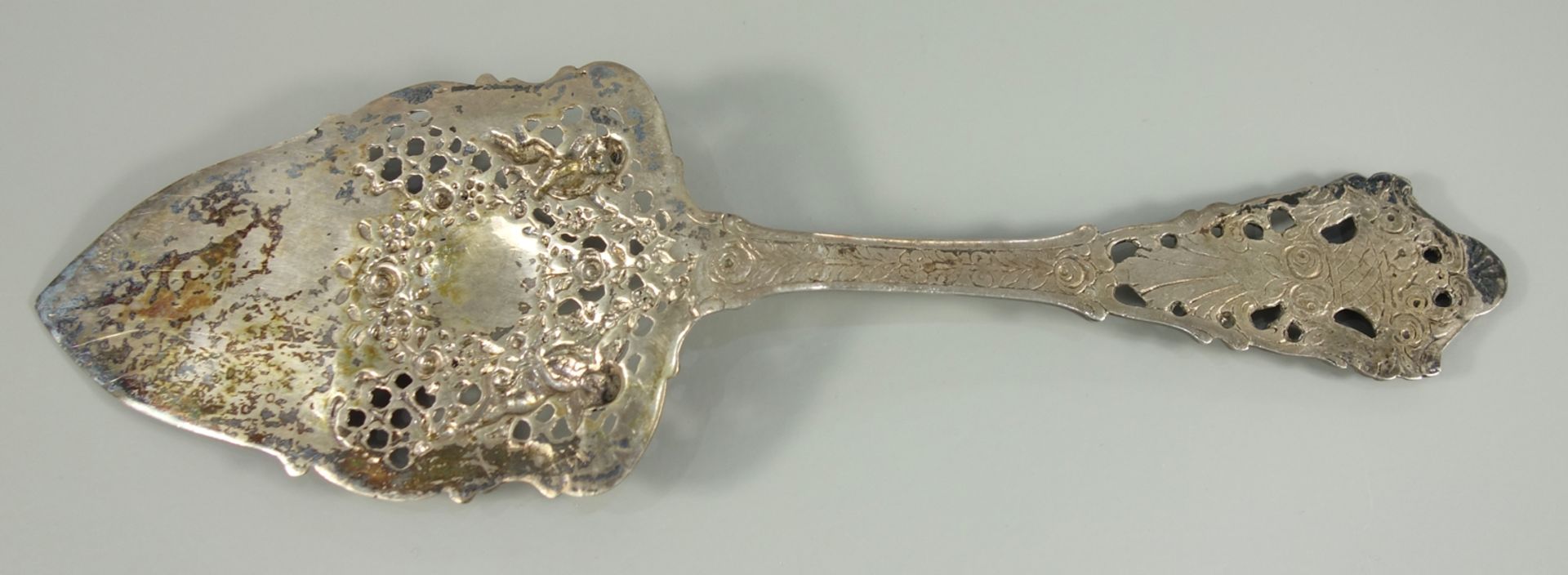 Tortenheber mit Putti, 800er Silber, Durchbruchmuster mit Putti und Blütendekor, punziert, L.23,7cm, - Bild 2 aus 2