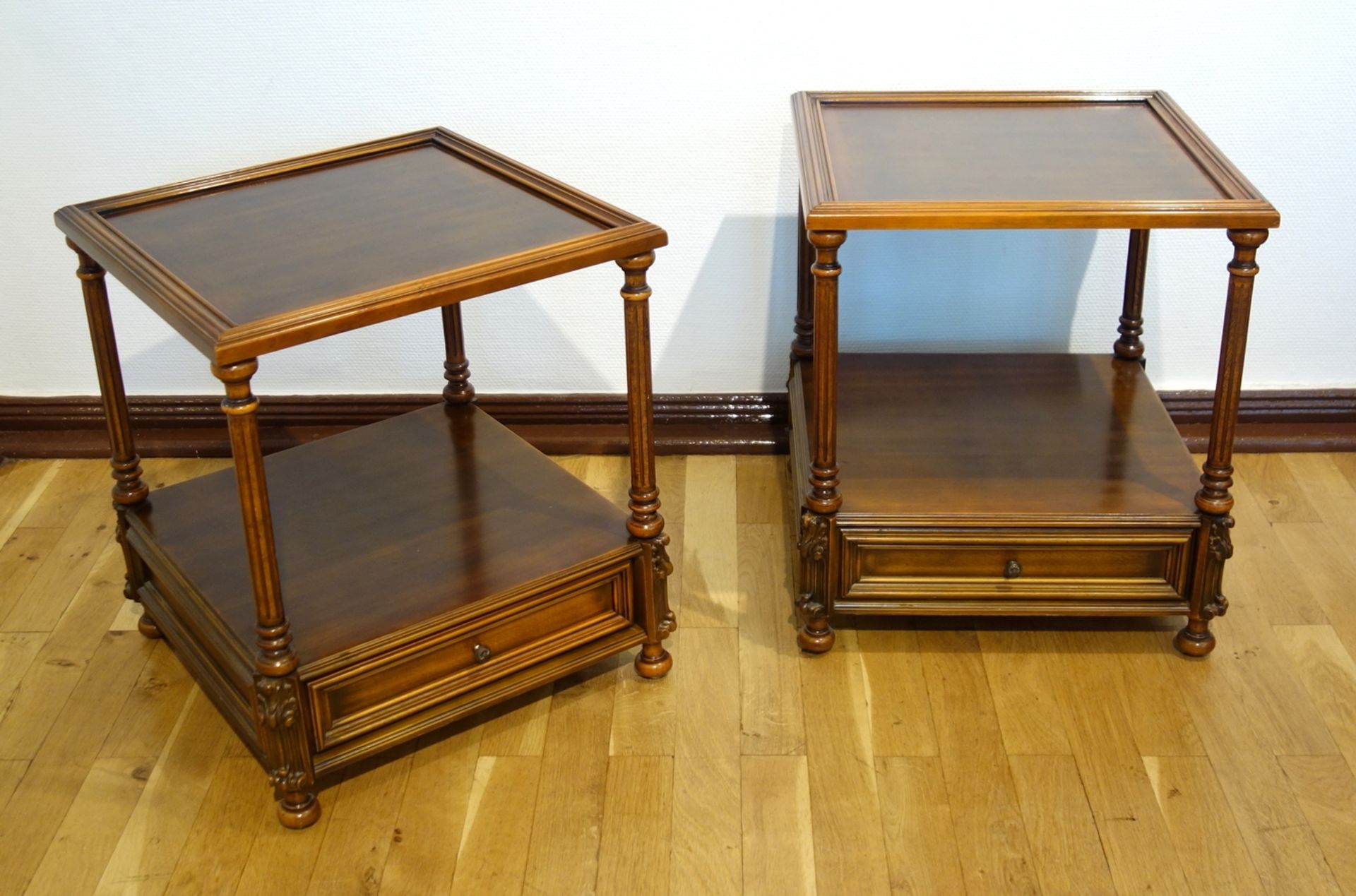 Paar Beistelltische mit quadratischer Platte, Stilmöbel, 2. Hälfte 20. Jahrhundert, quadratisch, - Bild 2 aus 3