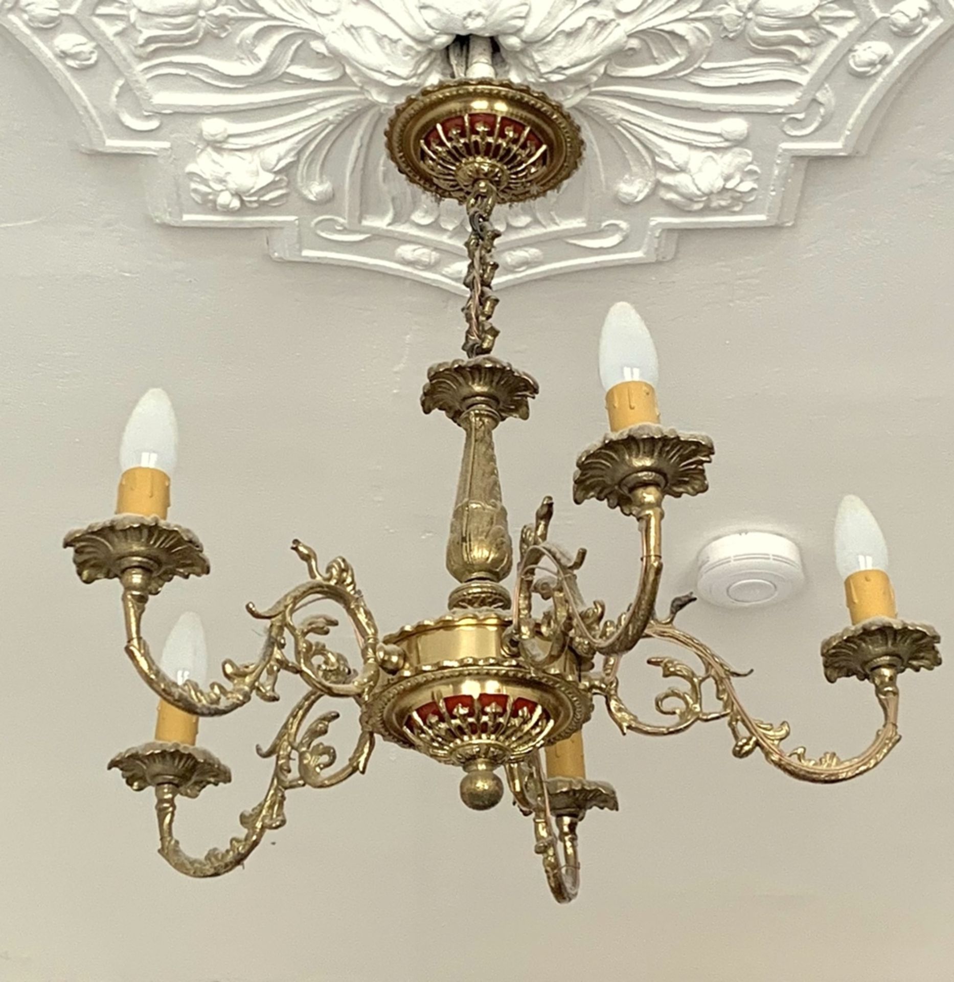 Deckenlampe im Historismus-Stil, Messing vergoldet, verzierter Durchbruchkorpus, darunter