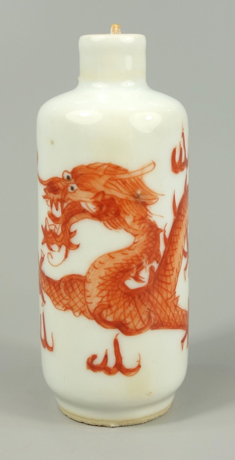 Snuffbottle mit Drachenmotiv in Rot, China, Qing-Dynastie, zylindrischer Porzellankorpus mit