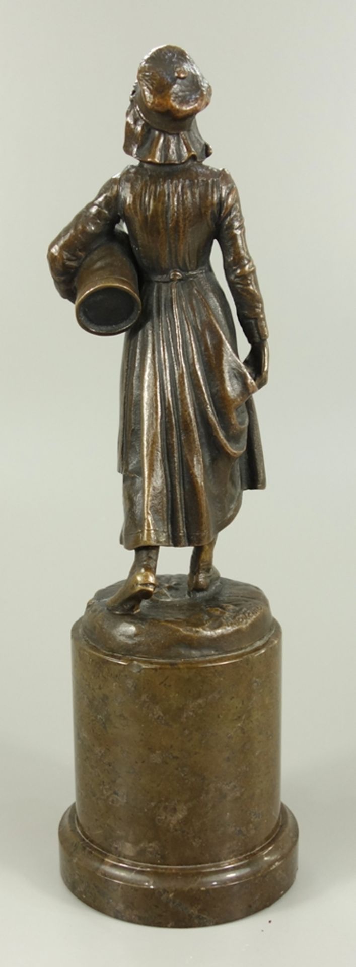 Frau mit Milchkanne, Constantin Höland (tätig 1890-1920), um 1900, Bronze, dunkel patiniert, junge - Bild 3 aus 4