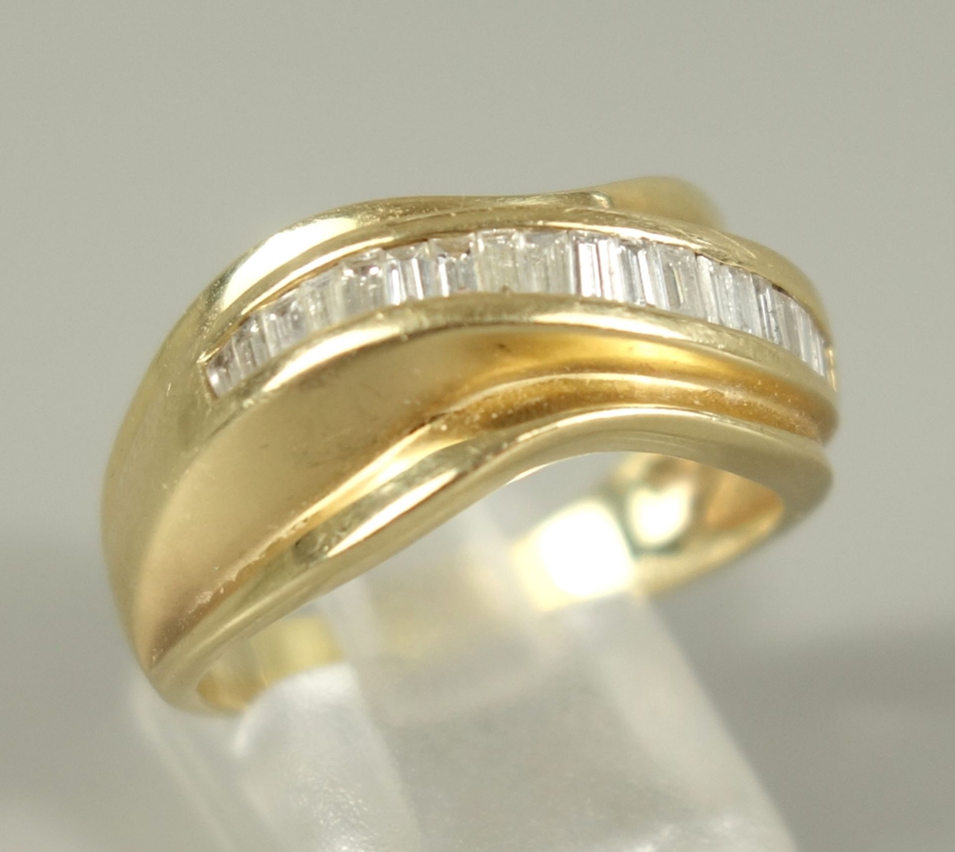 Ring mit Dia.-Brillanten, 585er Gold, Gew. 6,24g, gepr., eckige, facettierte Steine, nebeneinander