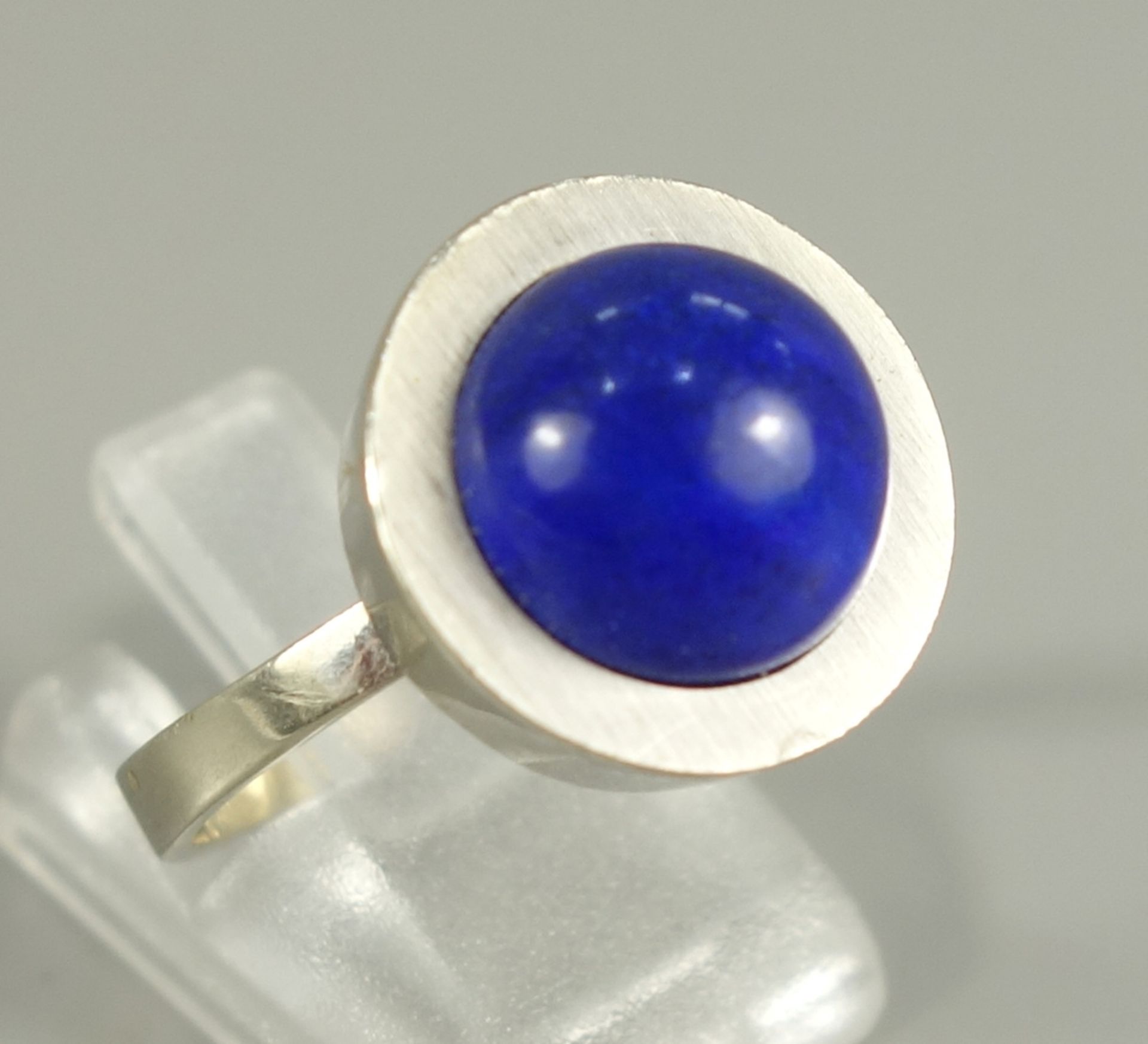 Ring mit Lapislazuli, 585er Weißgold, Gew.6,40g, Lapislazuli-Kugelcabochon, Ringkopf-D.1,5cm, U. - Bild 2 aus 3