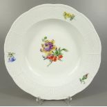 Suppenteller, Bunte Blume, Meissen, nach 1924, D.22,5cm, unterglasurblaue Schwertermarke mit 2