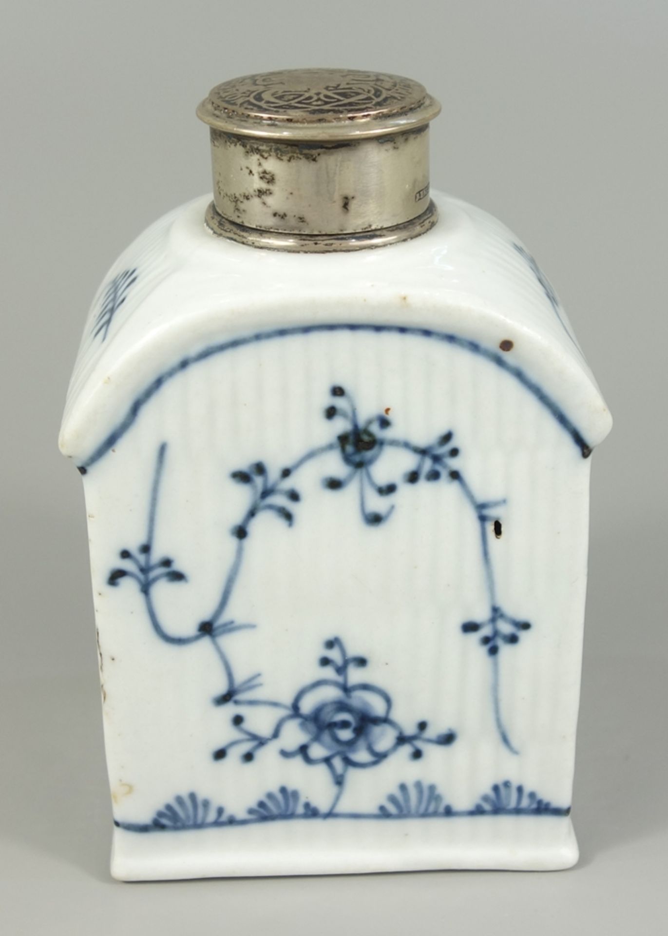 Teedose, 19.Jh., wohl Royal Copenhagen, Musselmalet gerippt, H.11,5cm, 830er Silberverschluss mit