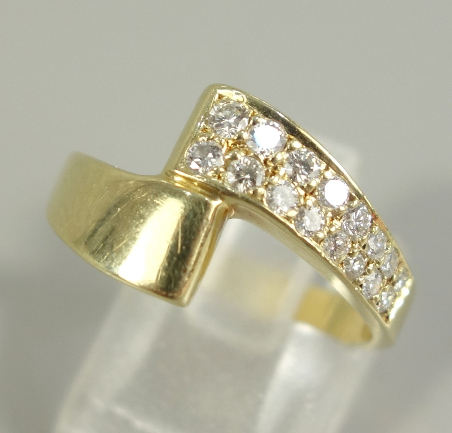 Ring mit 16 Brillanten, 585er Gold, Gew.4,99g, zweireihig in überspringender Ringschiene angeordnet, - Bild 2 aus 2