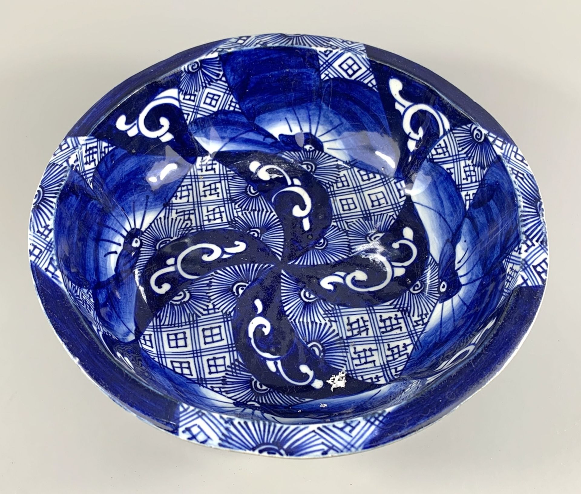 Schüssel mit unterglasurblauem Dekor, China, um 1900, Porzellan, gerippte Wandung, Standring,